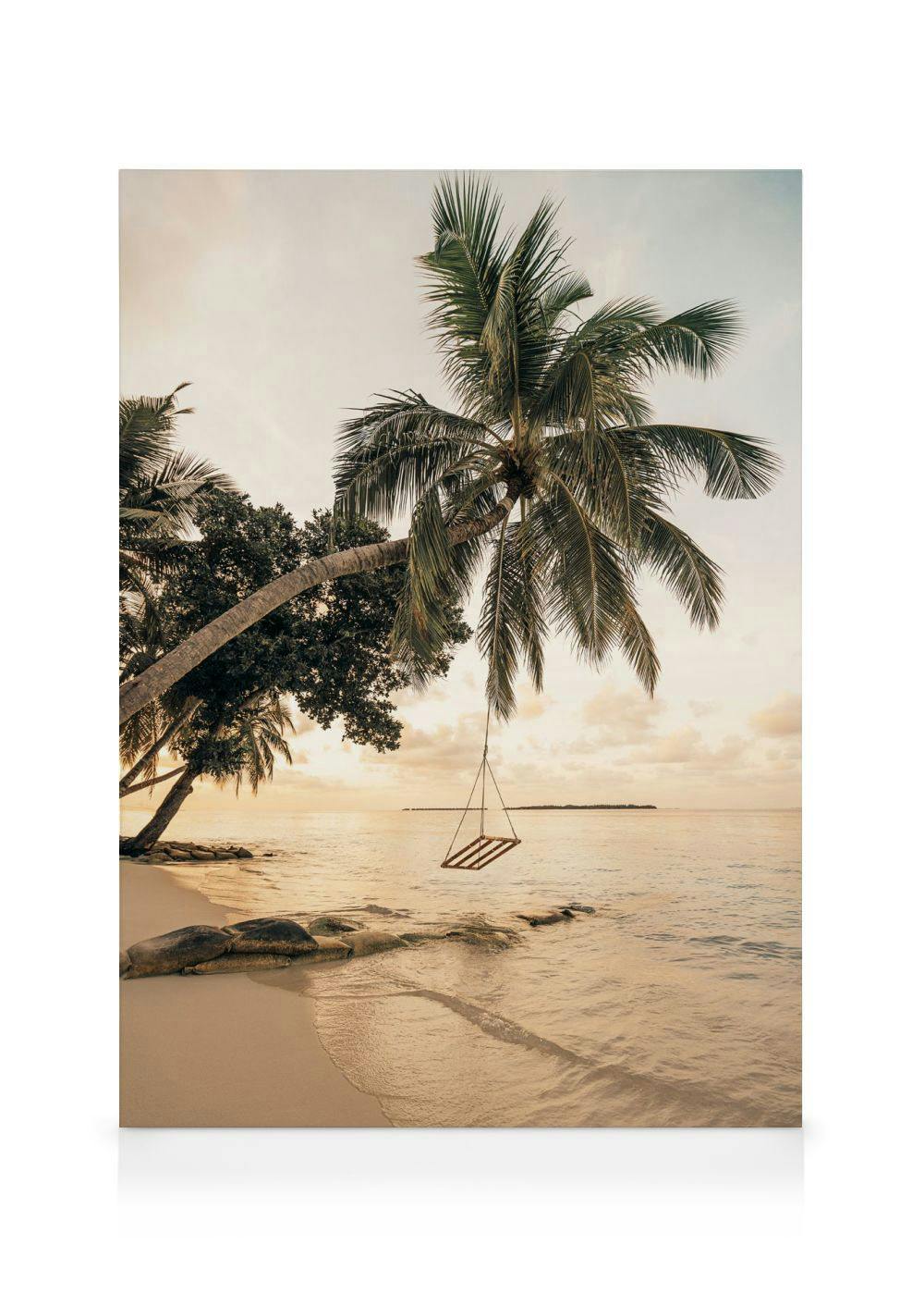 Lienzo de una palmera con un columpio de madera sobre arena blanca y agua tranquila al atardecer.