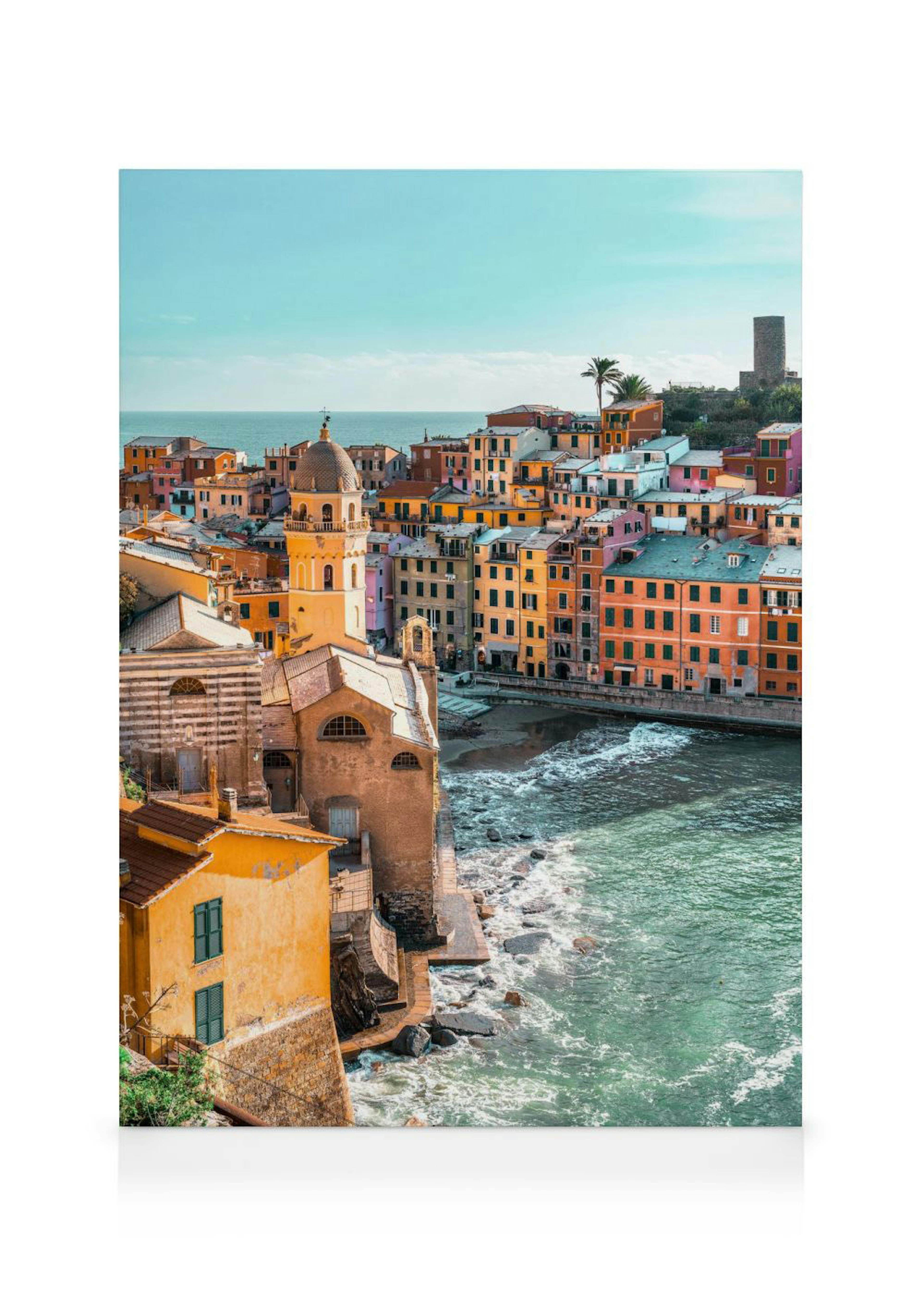 Lerretsbilde av Vernazza i Cinque Terre, Italia, med fargerike hus og en kirke langs kysten.