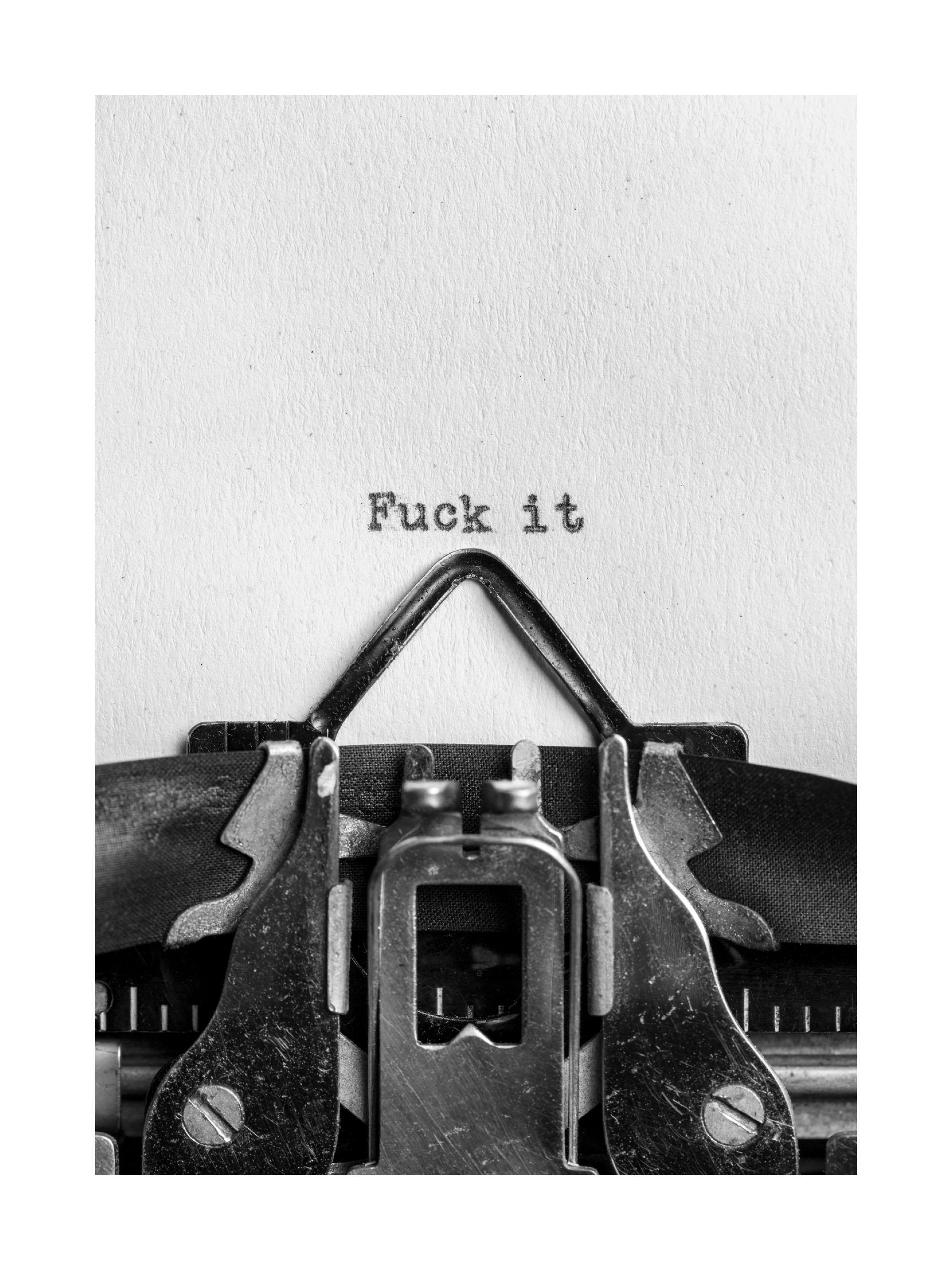 Póster en blanco y negro de una máquina de escribir clásica con el texto Fuck it en la hoja.