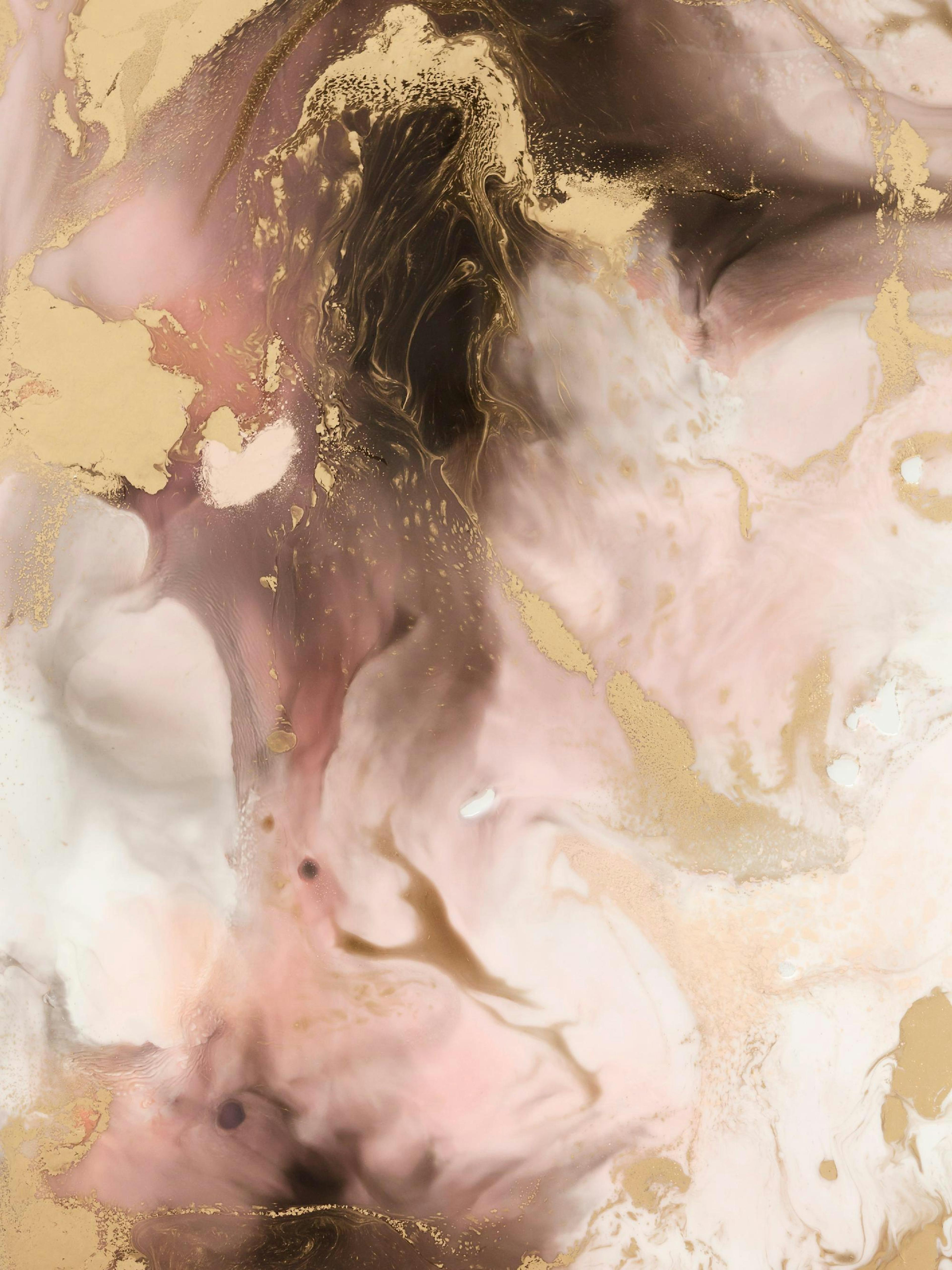 Poster met abstracte marmertextuur in roze, goud, bruin en wit.