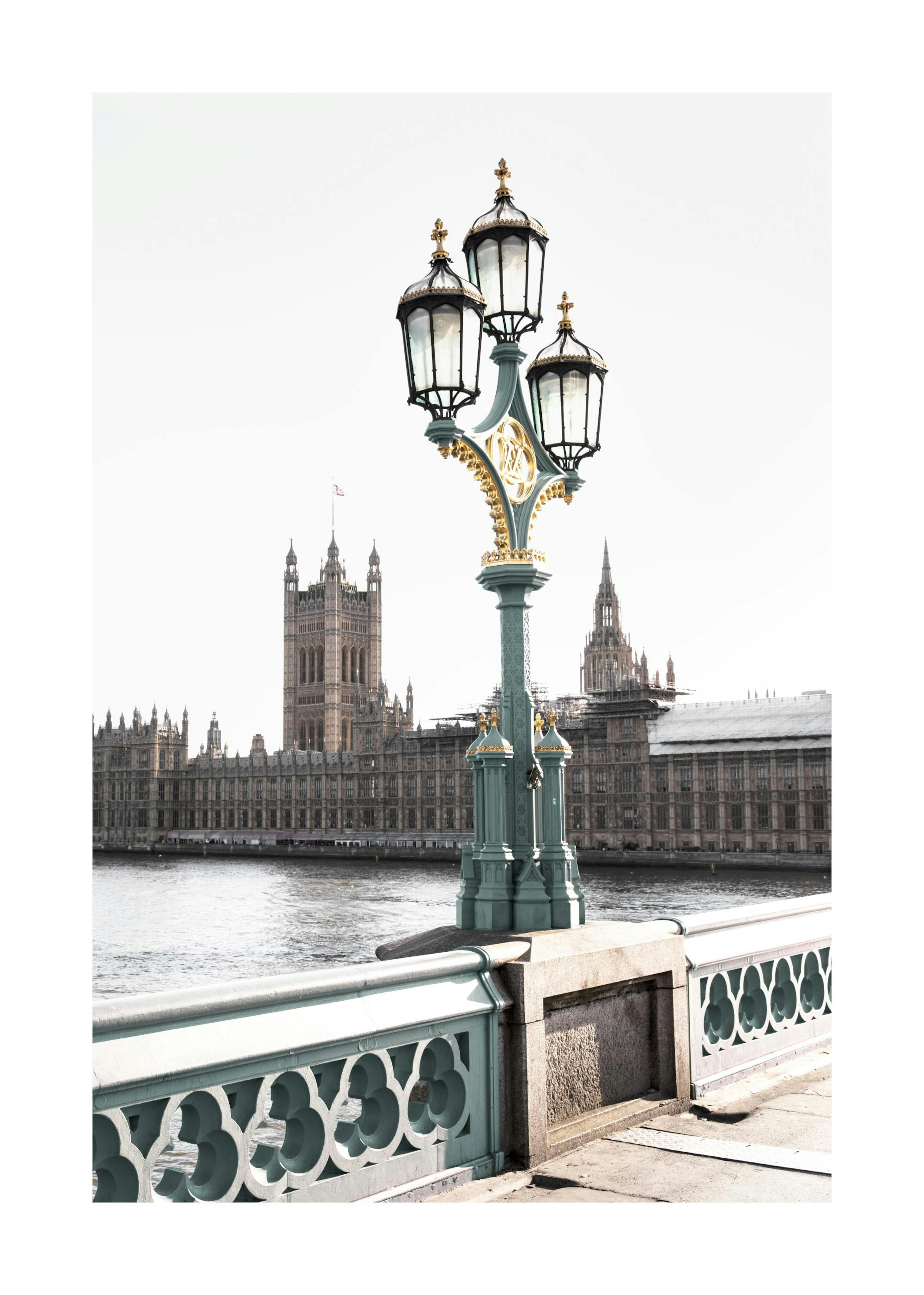 En plakat af et udsmykket gadelampehoved med Westminster Palace og Themsen i baggrunden.