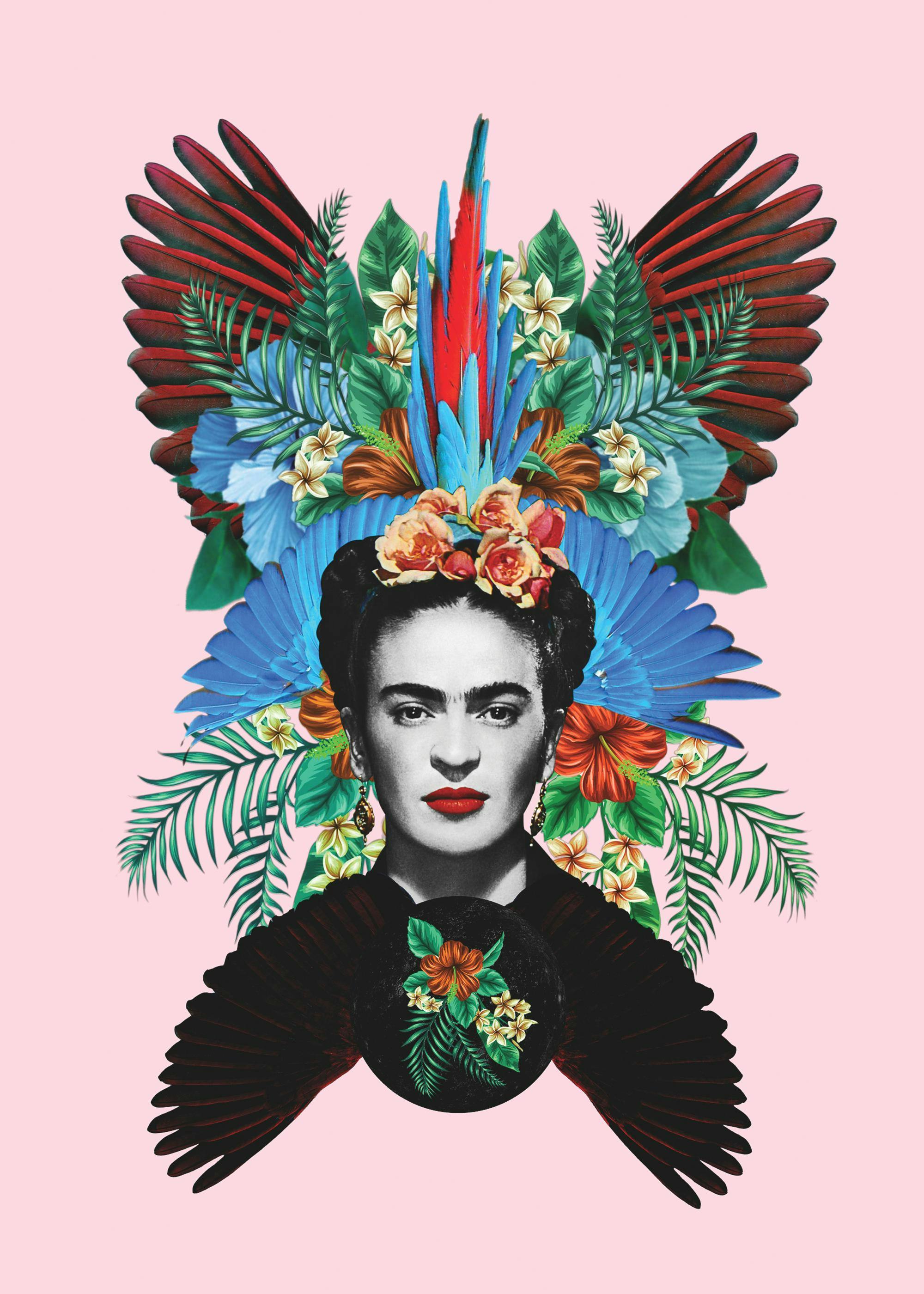 Poster mit Frida Kahlo, umgeben von bunten Federn, tropischen Blättern und exotischen Blüten auf rosa Hintergrund.