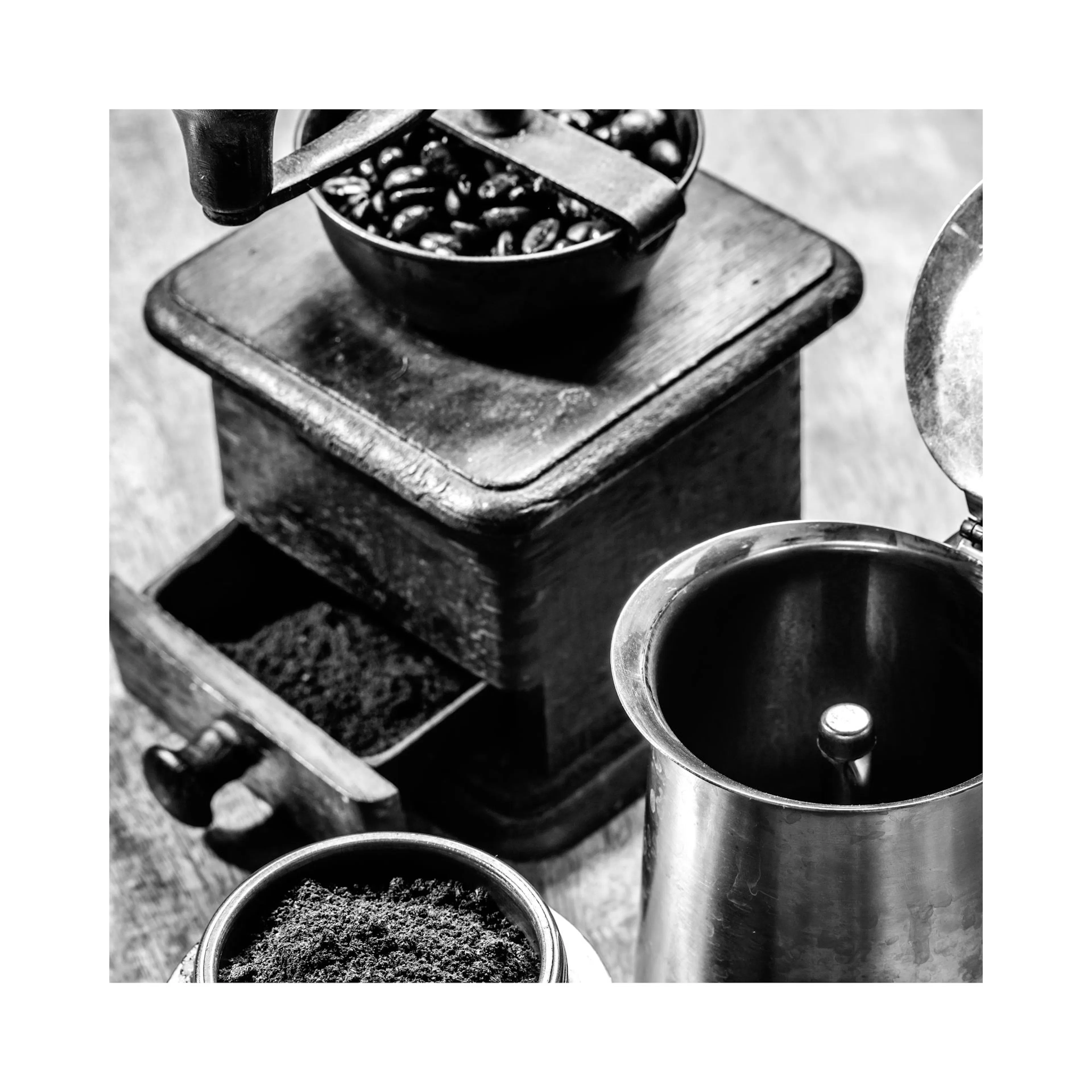 Un poster alb-negru cu o râșniță de cafea vintage, boabe proaspete și cafea măcinată într-o cafetieră.