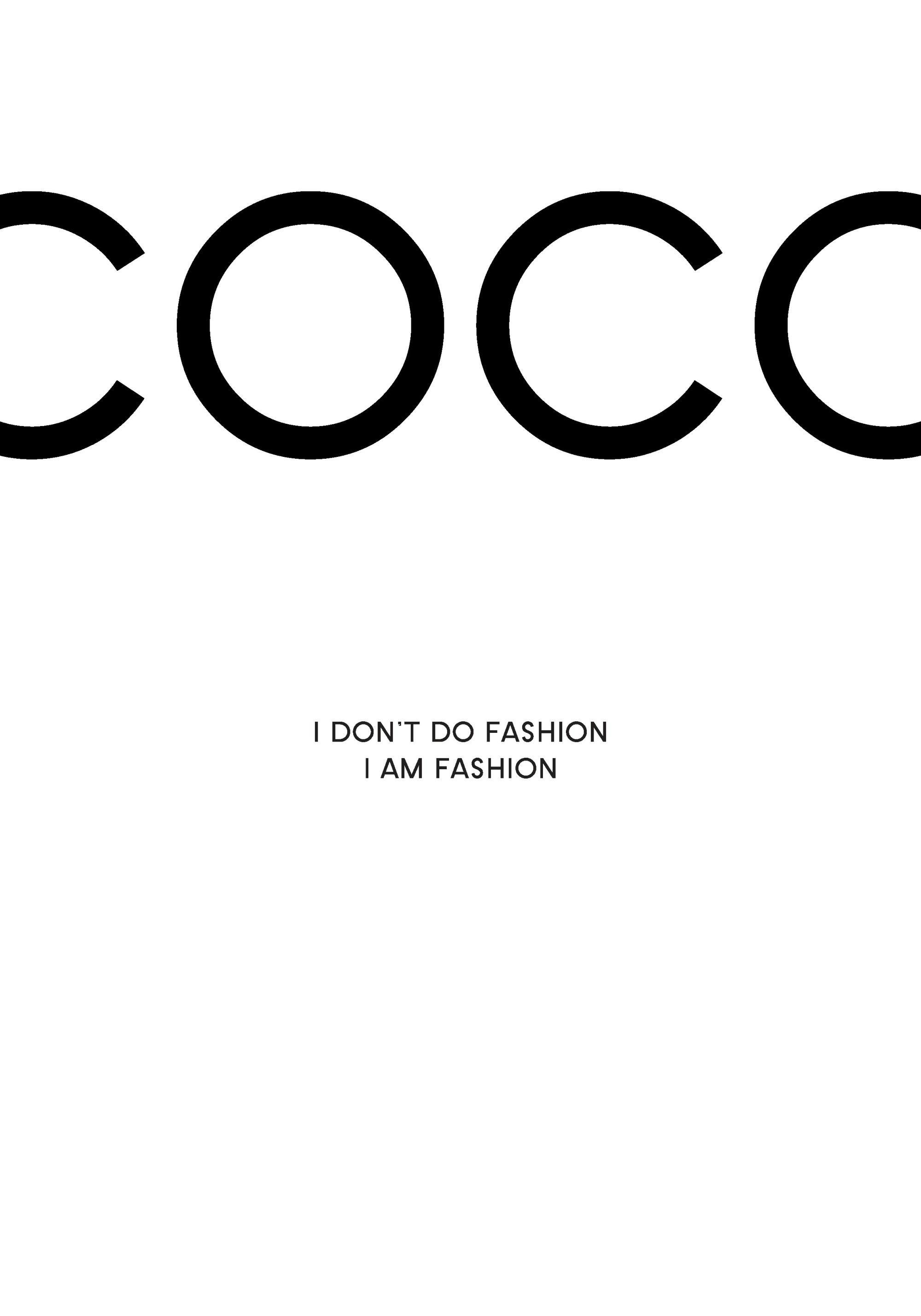 Plakat z czarnym napisem COCO na górze, i cytatem I DONT DO FASHION I AM FASHION na białym tle.