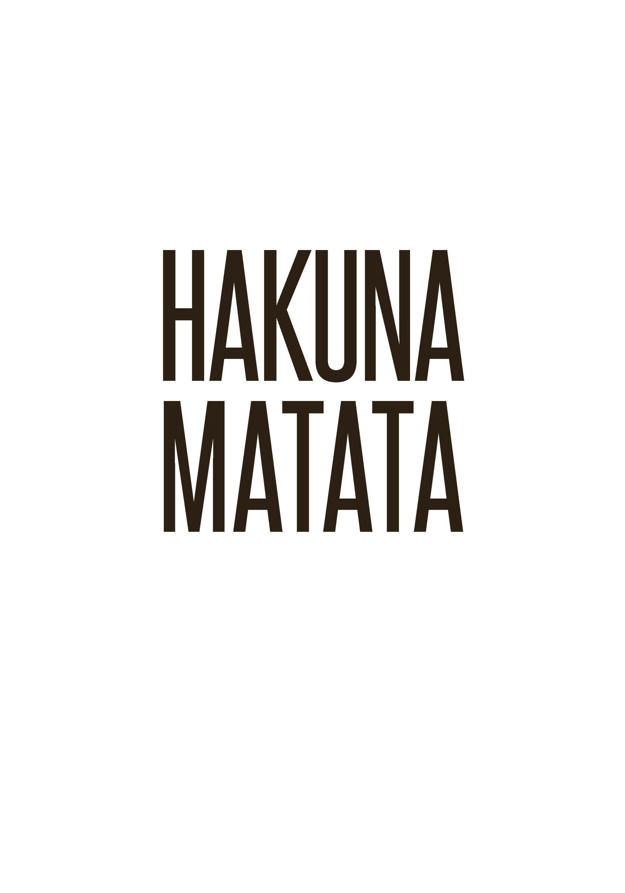 Un poster con la scritta HAKUNA MATATA in grassetto nero su sfondo bianco.