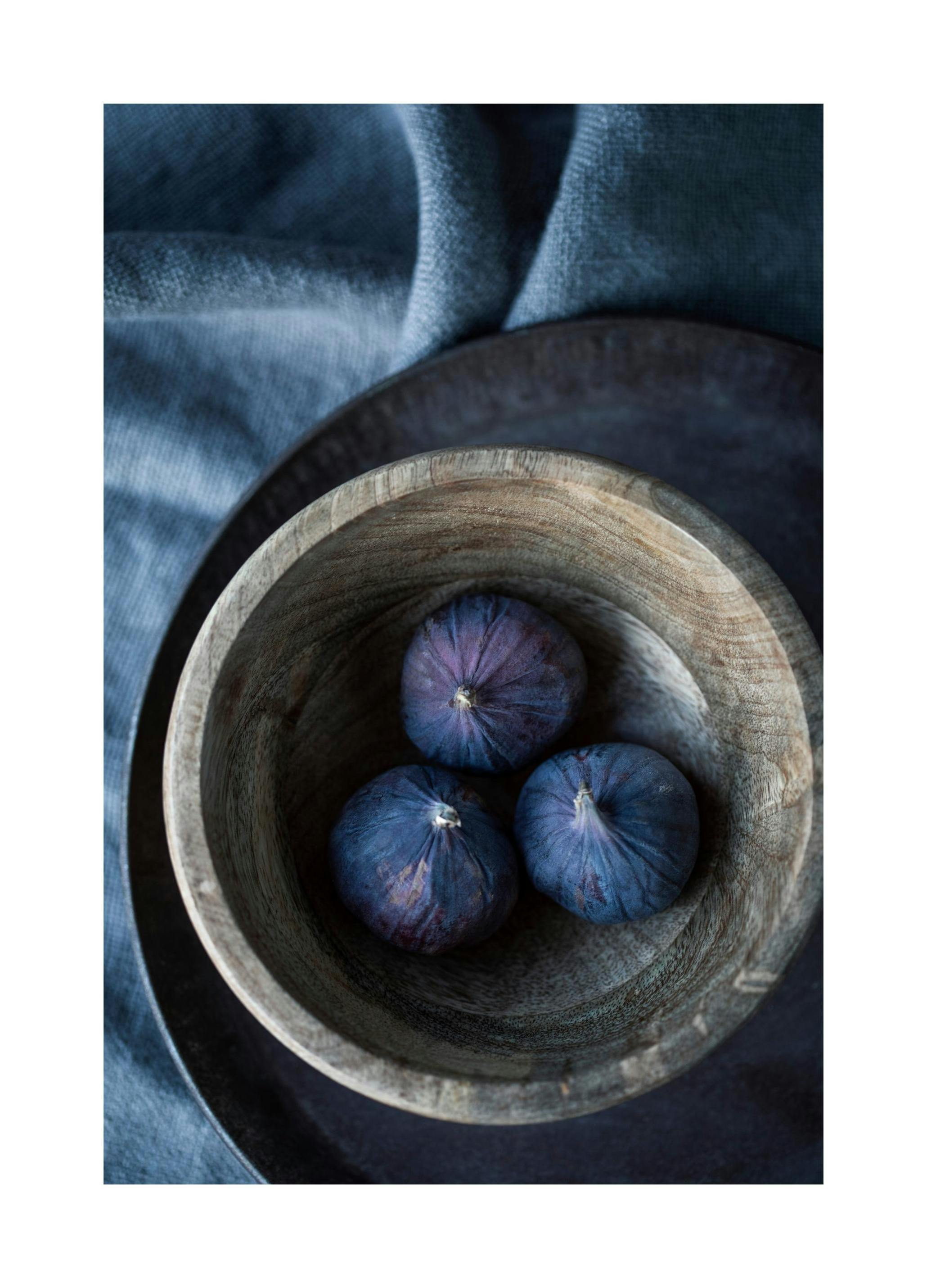 Blauwe Vijgen op een Bord Poster (30x40 cm) - Poster Store