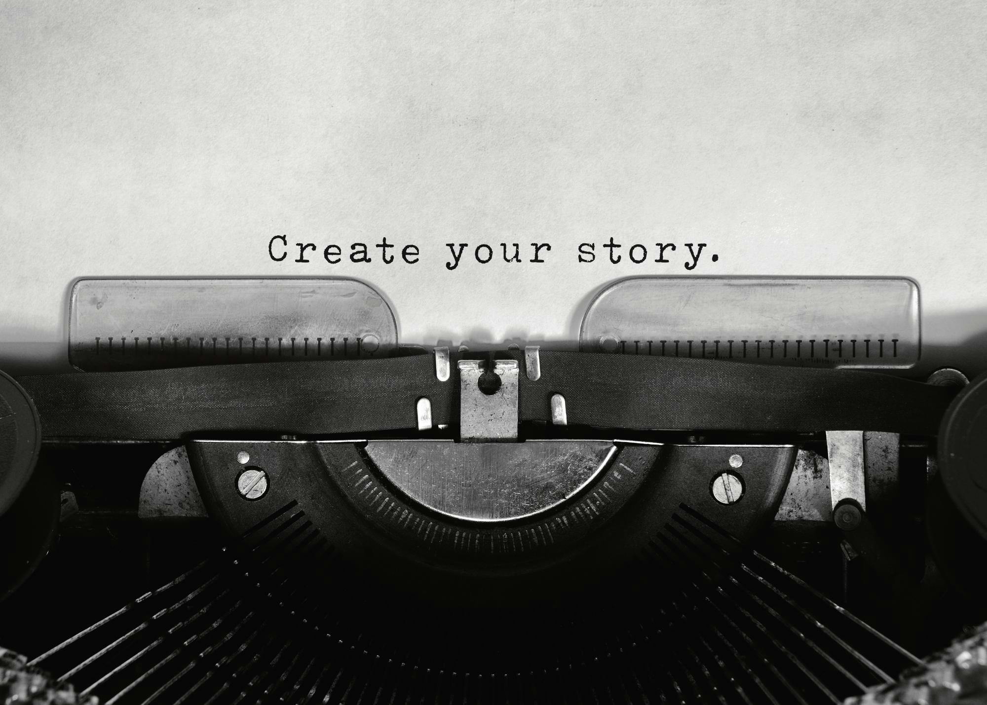 Un poster in bianco e nero di una macchina da scrivere vintage con la frase Create your story sul foglio.