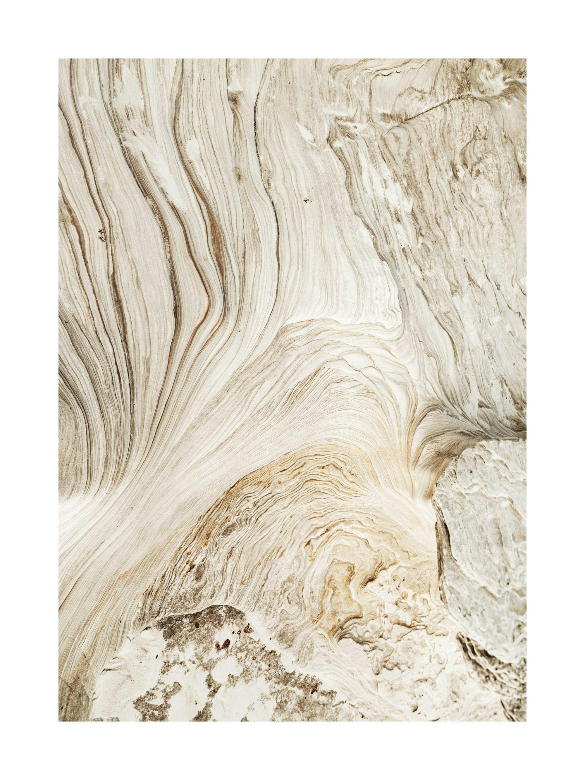 Poster con trama astratta beige e marrone chiaro, che evoca venature naturali e forme organiche.