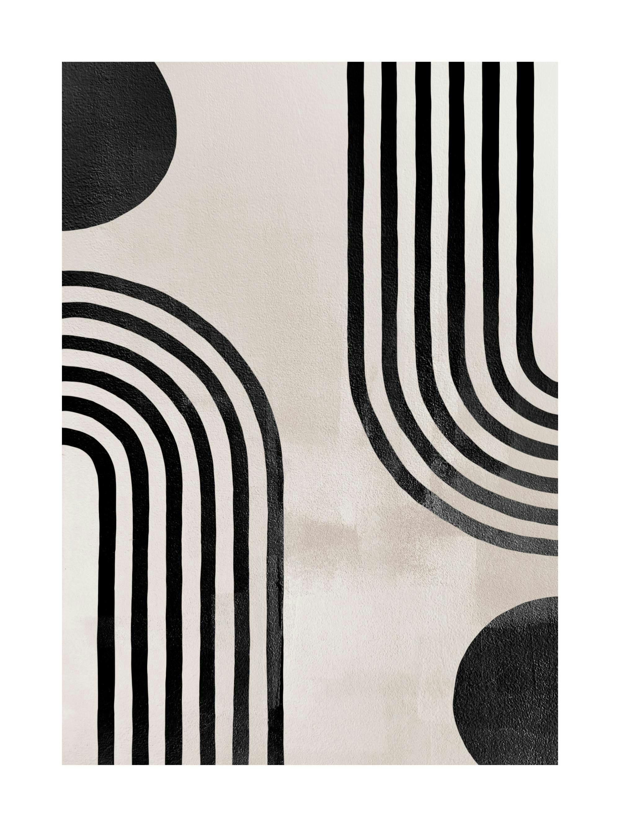 Poster mit abstraktem Design: schwarze Bögen und Streifen auf beigefarbenem Hintergrund.