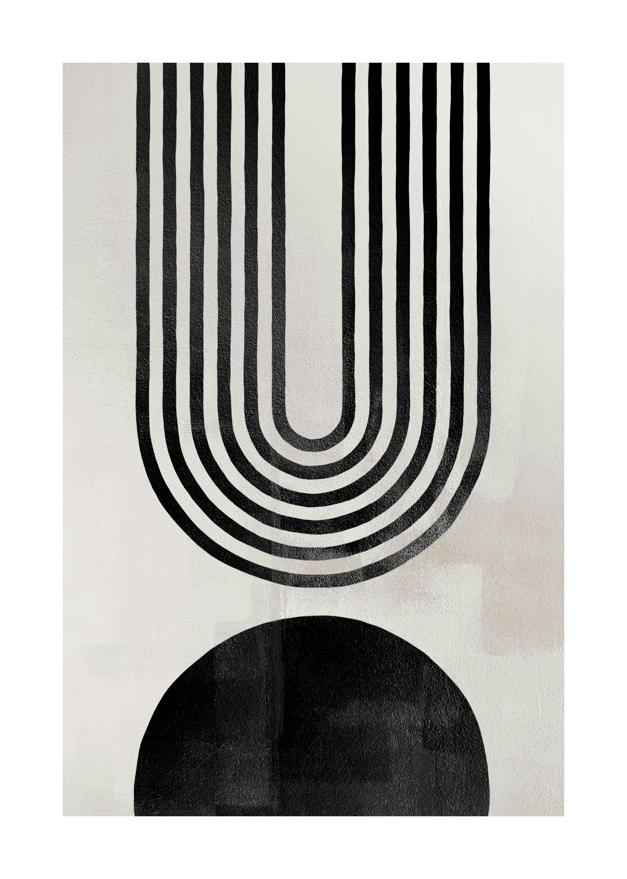 Poster con forme geometriche astratte in bianco e nero, con strisce verticali e archi su sfondo chiaro.