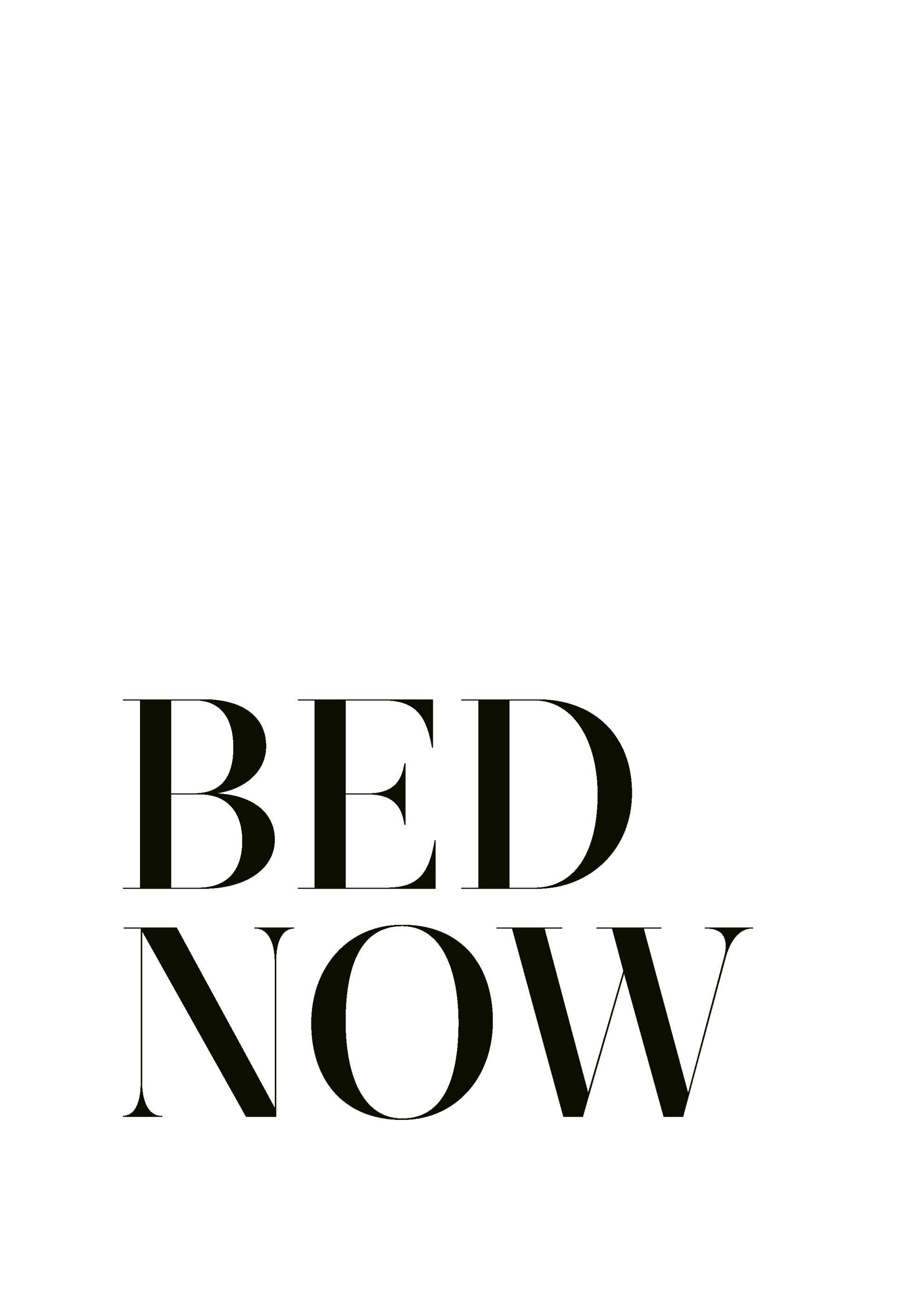 Póster minimalista con las palabras BED NOW en mayúsculas negras de estilo serif, centradas sobre un fondo blanco puro.