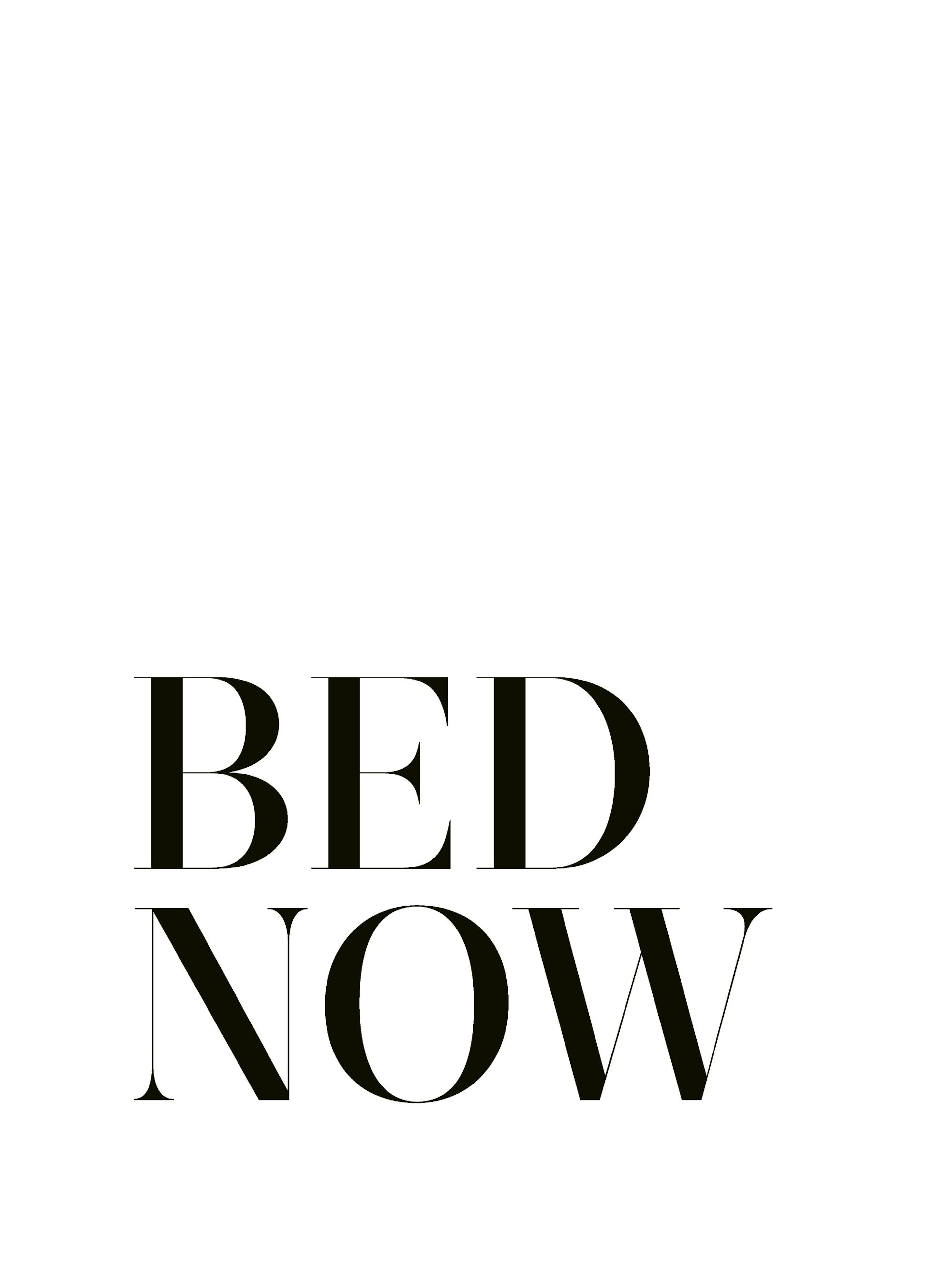 Poster mit dem minimalistischen Schriftzug BED NOW in schwarzer Serifenschrift auf weißem Hintergrund.