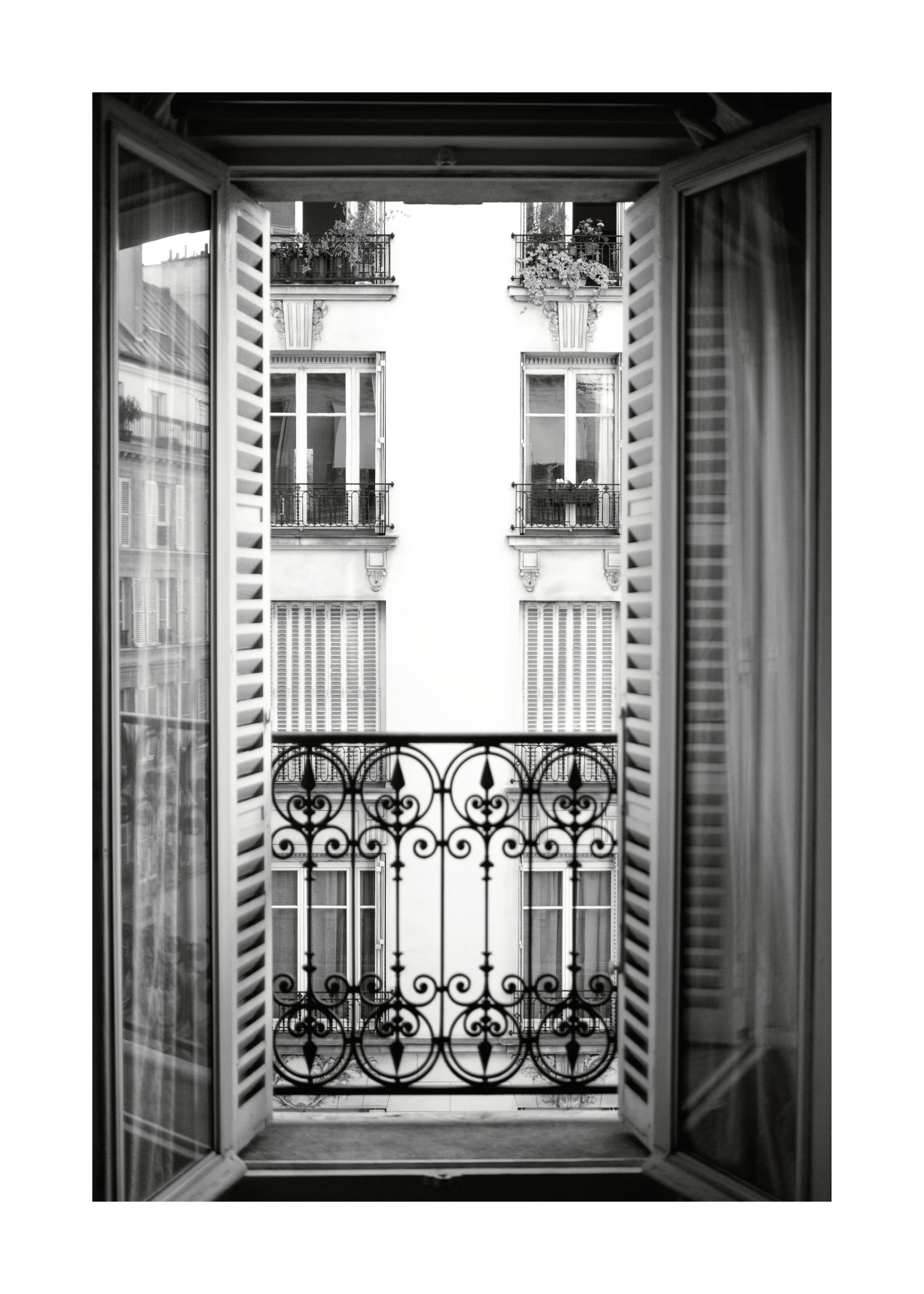 Un poster en noir et blanc d’une vue de l’extérieur d’un immeuble parisien depuis une fenêtre ouverte.