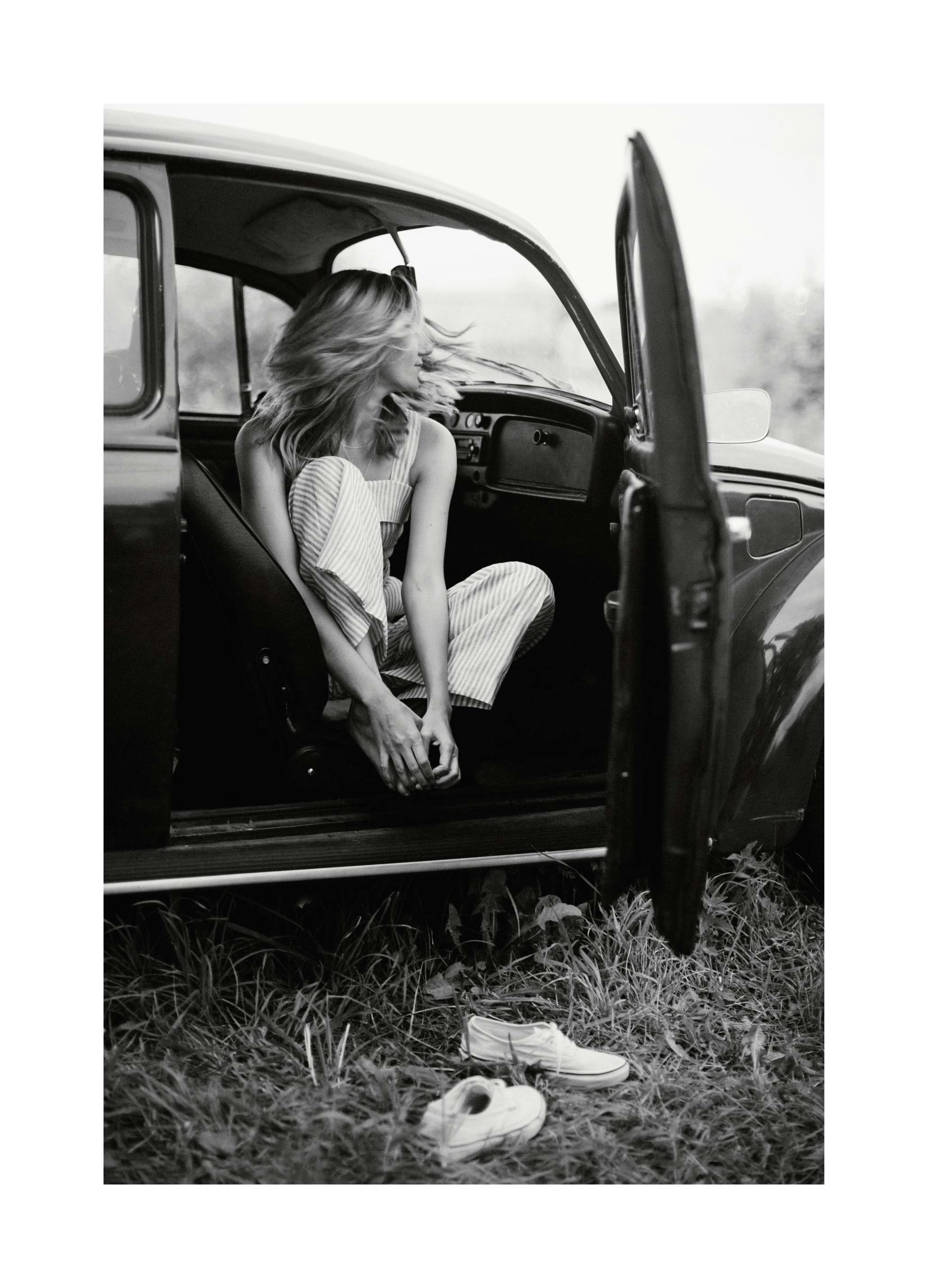 Meisje in Retro Auto Poster (30x40 cm) - Poster Store