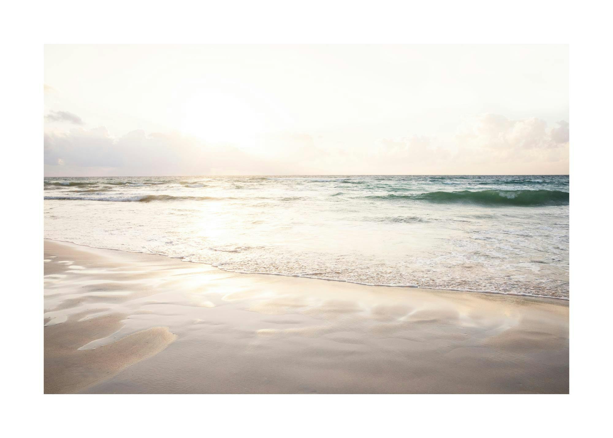 Poster: Ein ruhiger Strand mit sanften Wellen und goldenem Sonnenlicht, das sich im nassen Sand spiegelt.