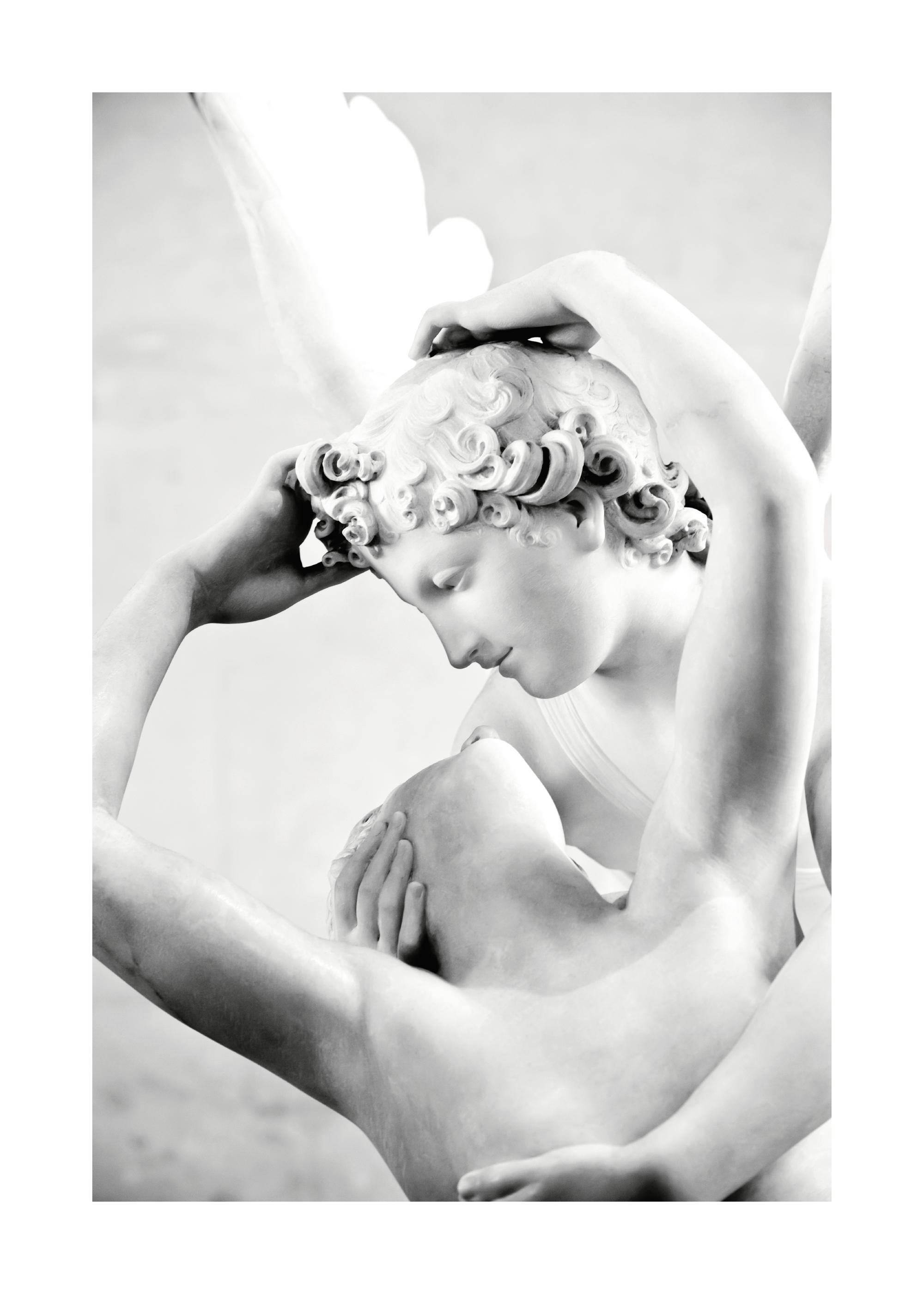 Póster en blanco y negro de la escultura Psique reanimada por el beso del Amor de Canova, con los rostros de Psique y Cupido.