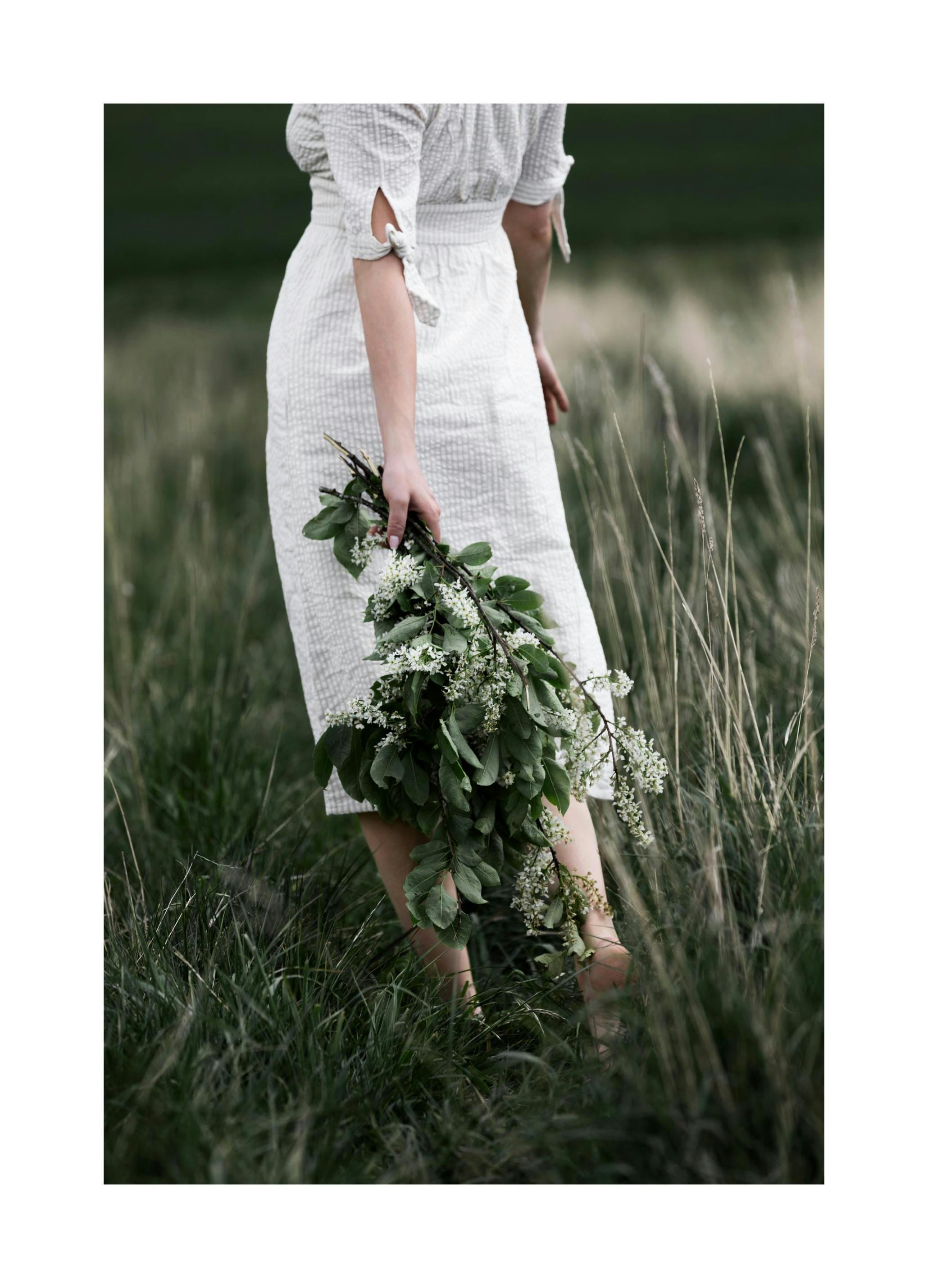 Prints Woman With Bouquet Poster (30x40 cm) - Poster Store