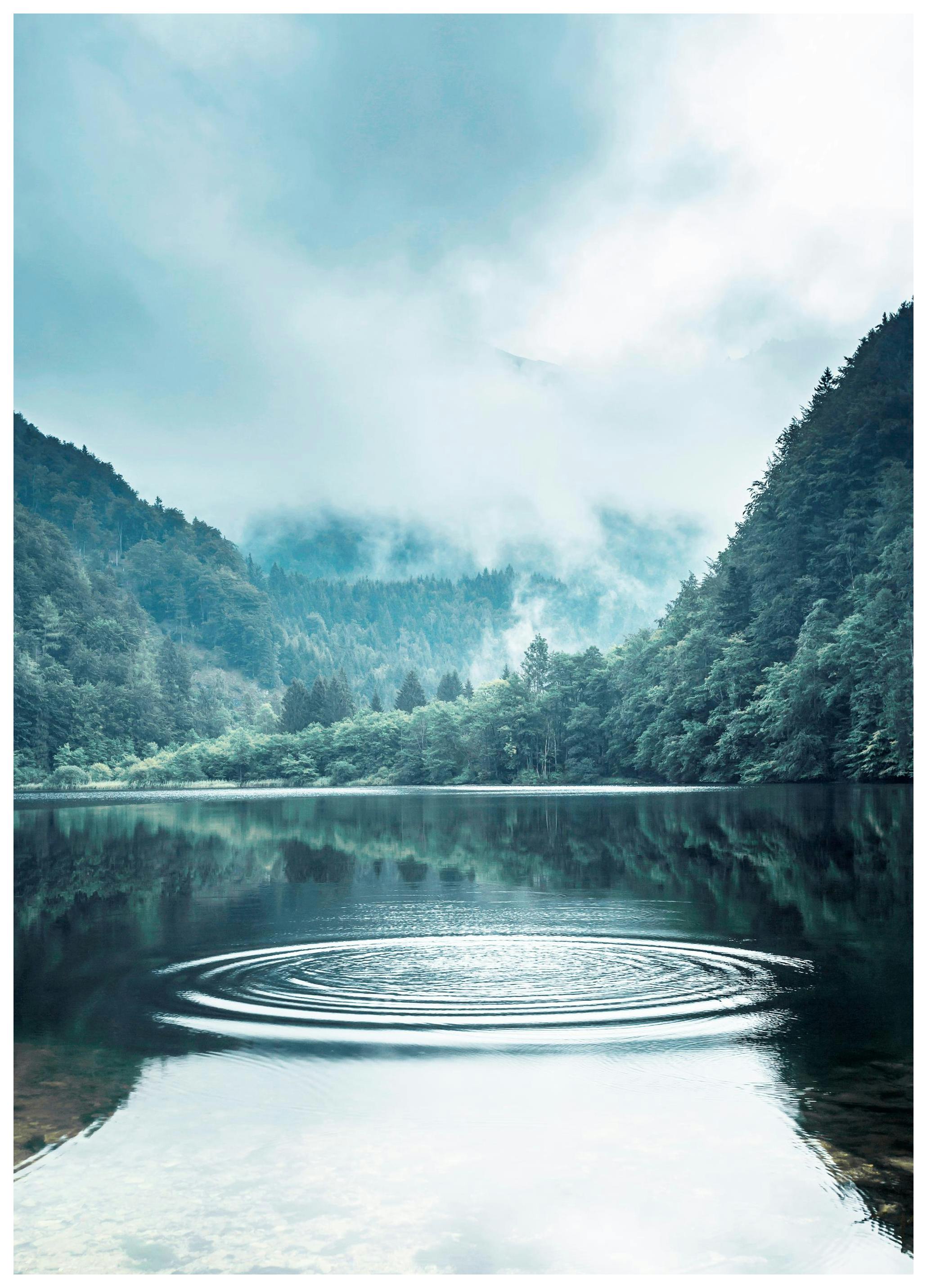 Jour Nuageux au Lac Poster (30x40 cm) - Poster Store
