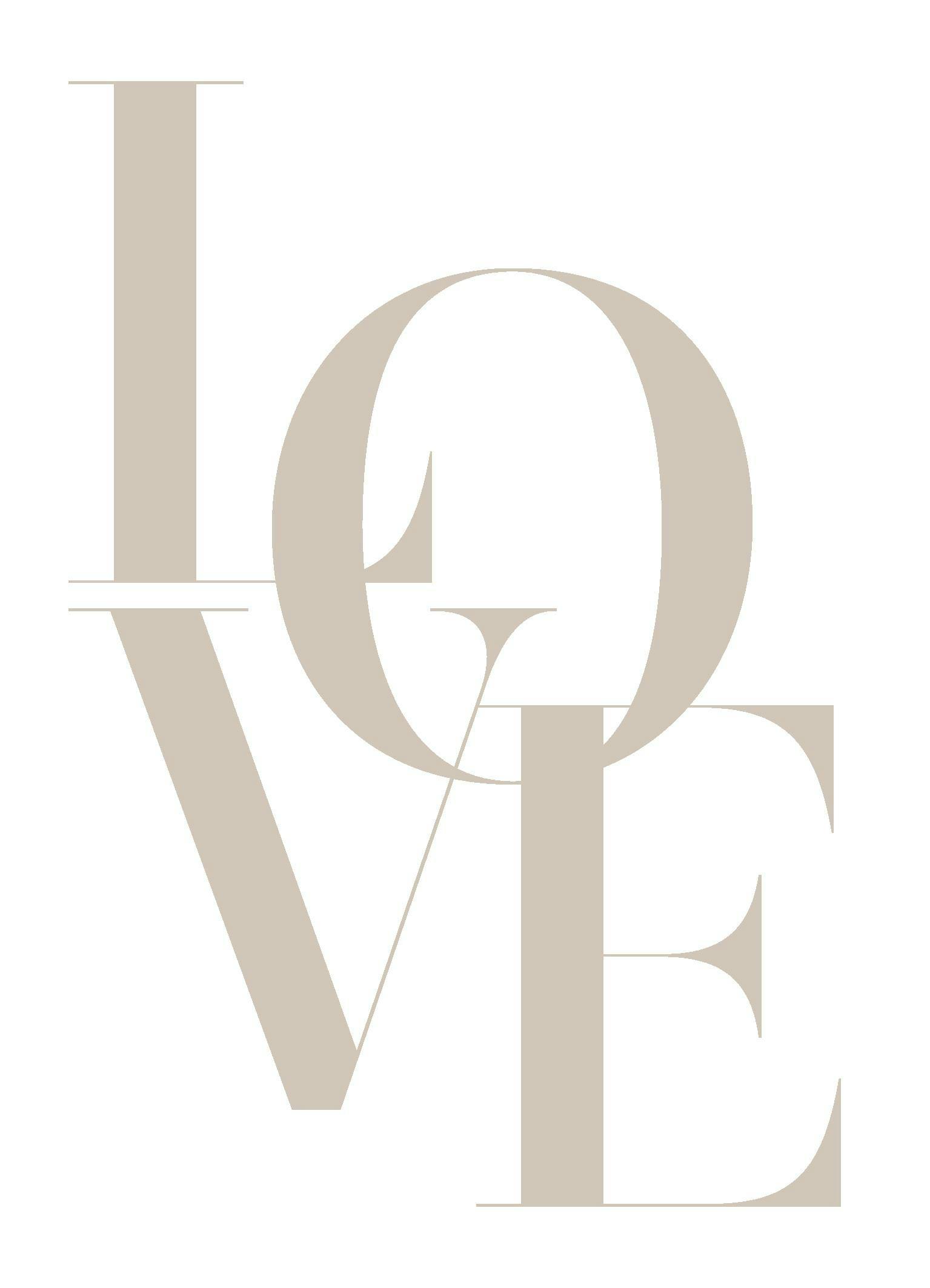 En plakat med ordet LOVE i store, beige bogstaver, der overlapper hinanden på en hvid baggrund.