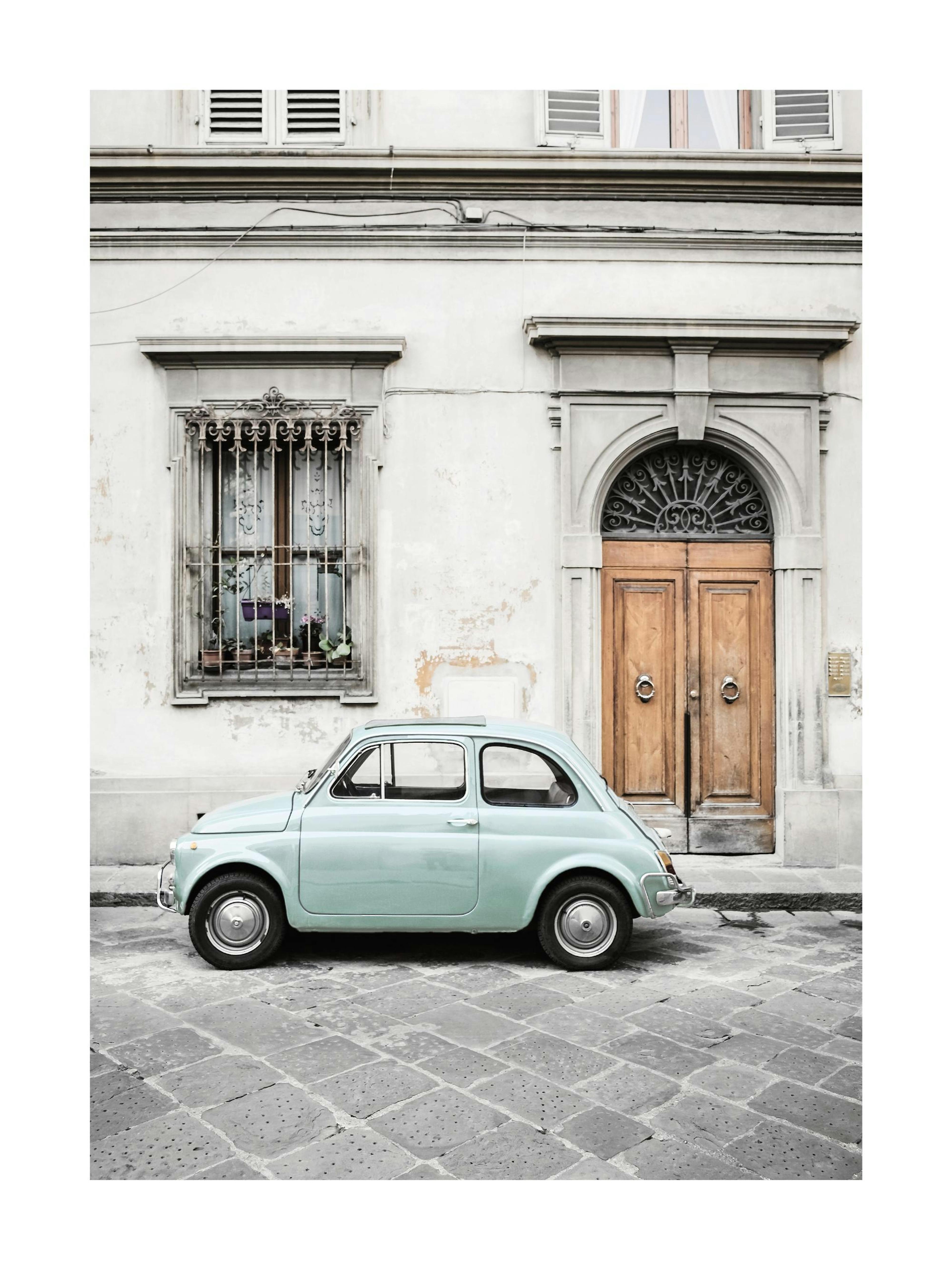 Póster de un coche azul claro vintage estacionado en una calle adoquinada, frente a un edificio antiguo en Italia.