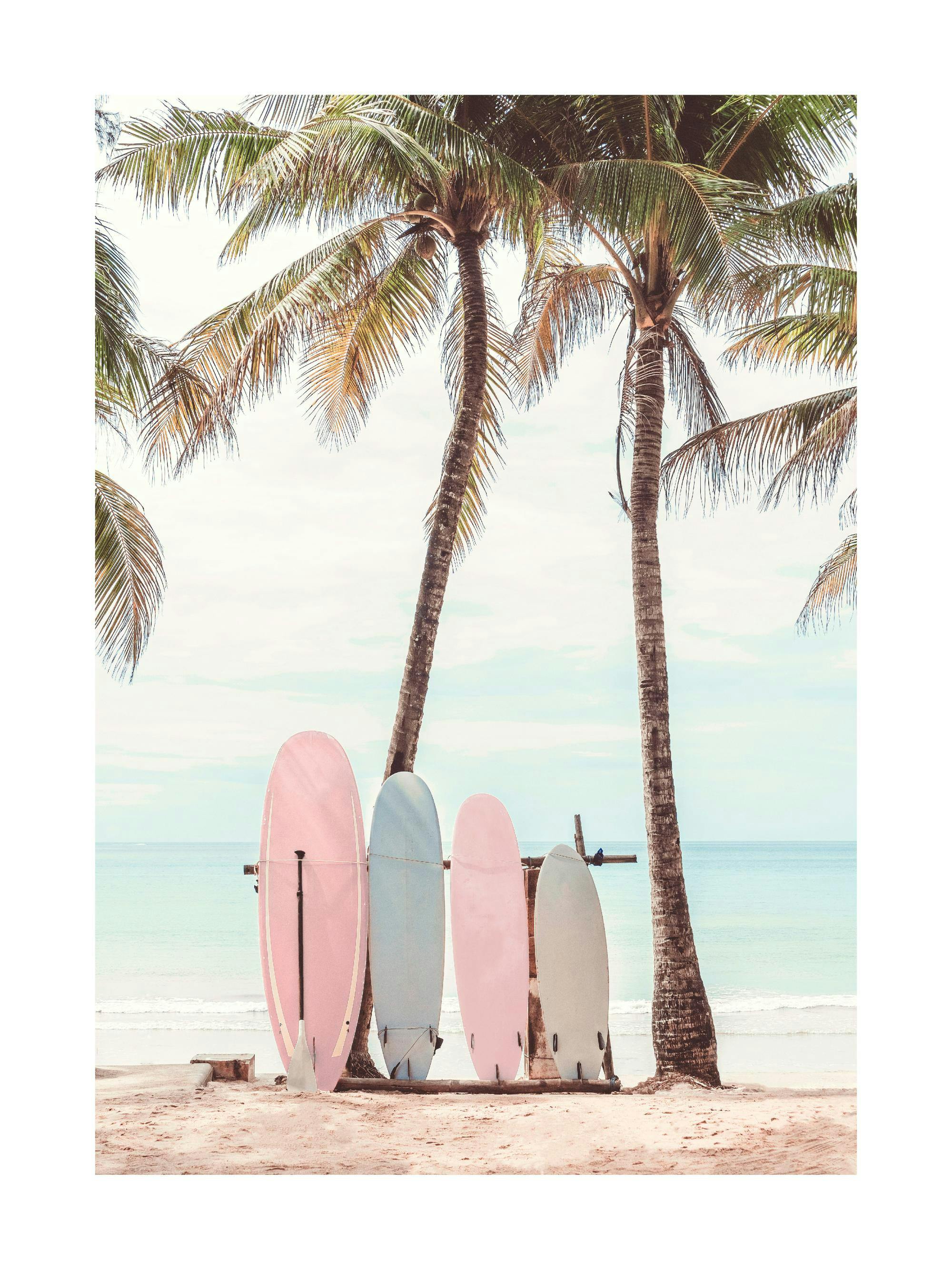 Pastellisävyinen juliste, jossa trooppinen rantamaisema, palmuja ja vaaleanpunaisia, sinisiä ja harmaita surffilautoja.