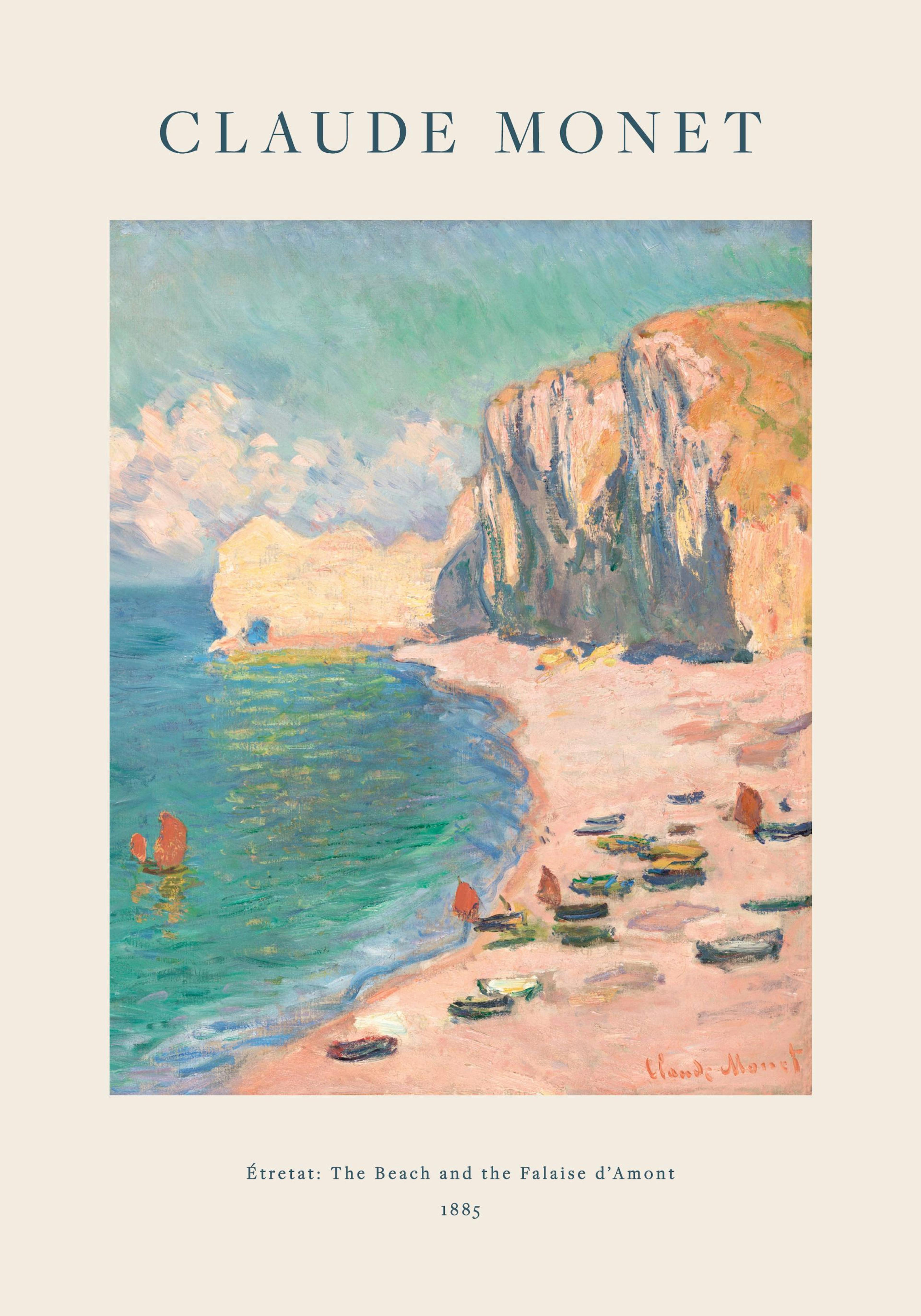 En plakat med Claude Monets maleri af Étretrat: The Beach and the Falaise d’Amont, der viser en strand med klipper, både og hav.