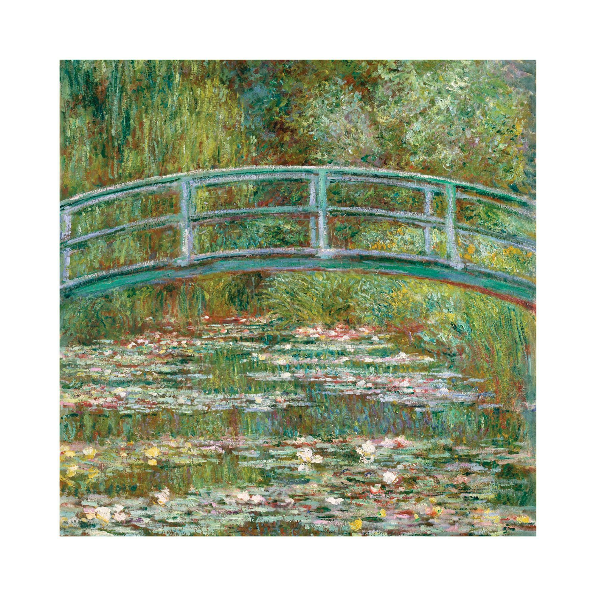 Poster van Monet met een gebogen groene brug over de vijver met waterlelies en veel groen.
