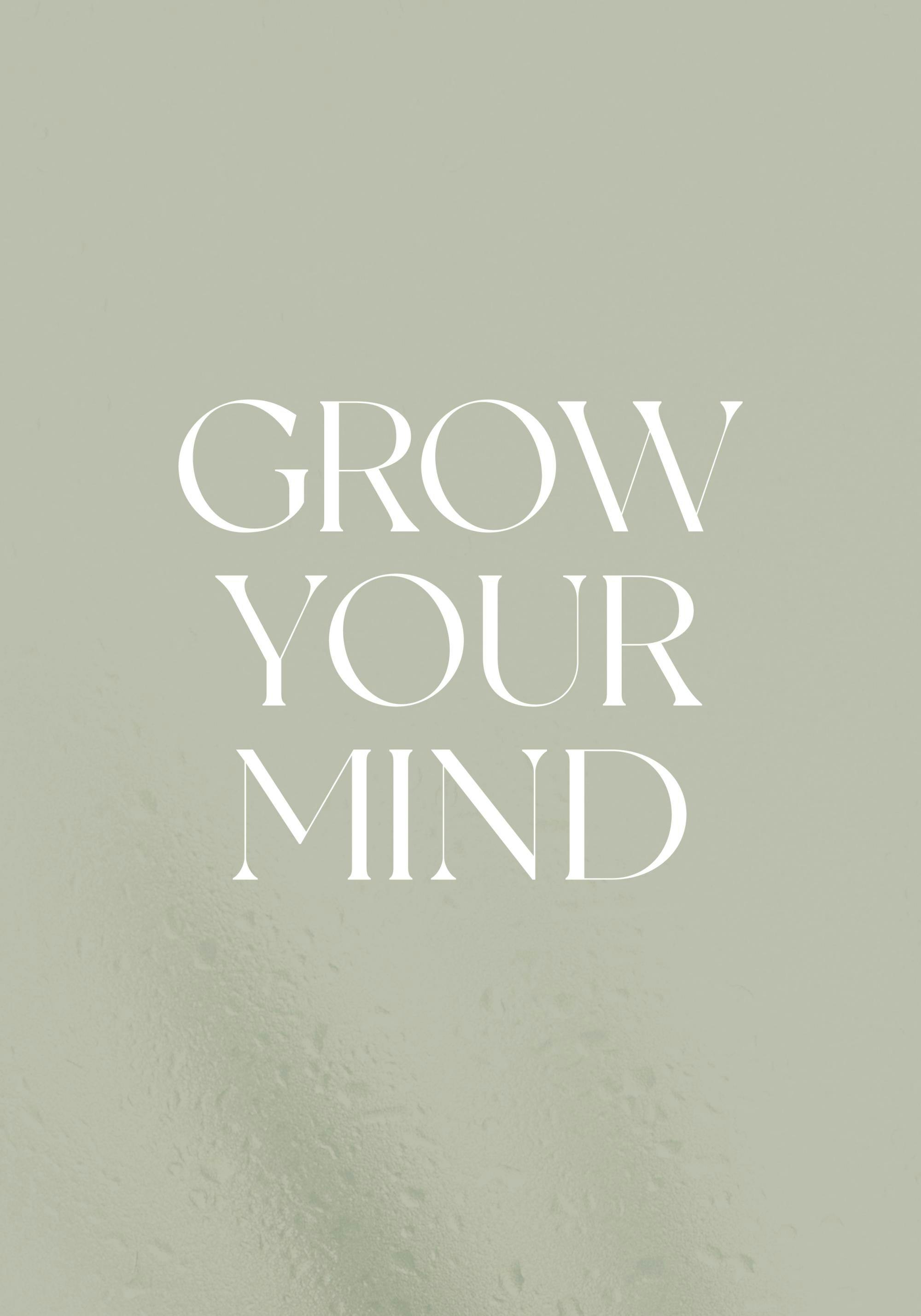 Plakat med teksten GROW YOUR MIND i hvit skrift på en lys grågrønn bakgrunn med diskret tekstur.