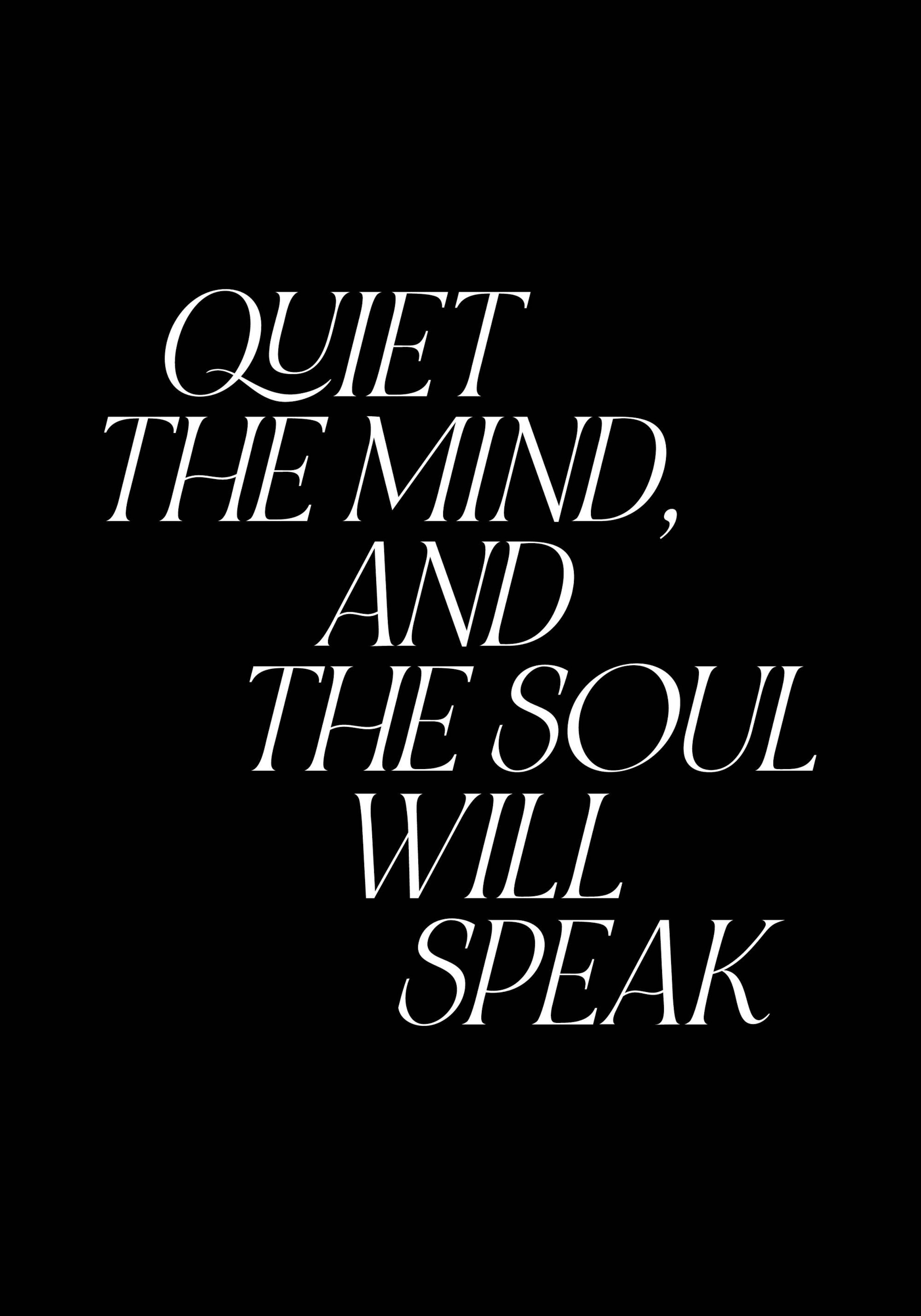 Poster noir avec la citation « Quiet the mind, and the soul will speak », affiché dans une chambre moderne près dune lampe dorée