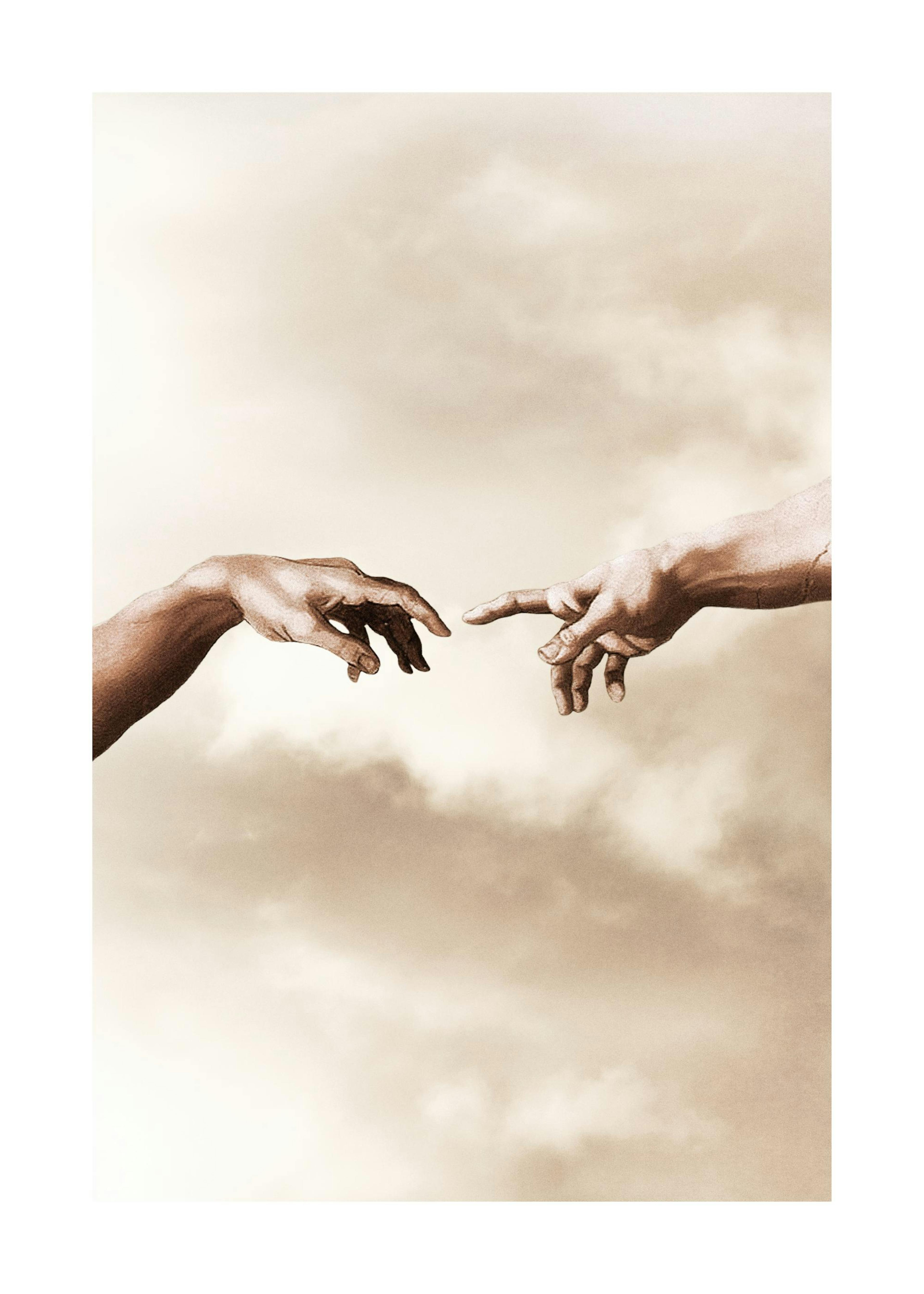 Poster mit zwei Händen, die sich berühren, vor einem wolkenverhangenen Himmel, hängt in einem modernen Wohnzimmer über einem Stu
