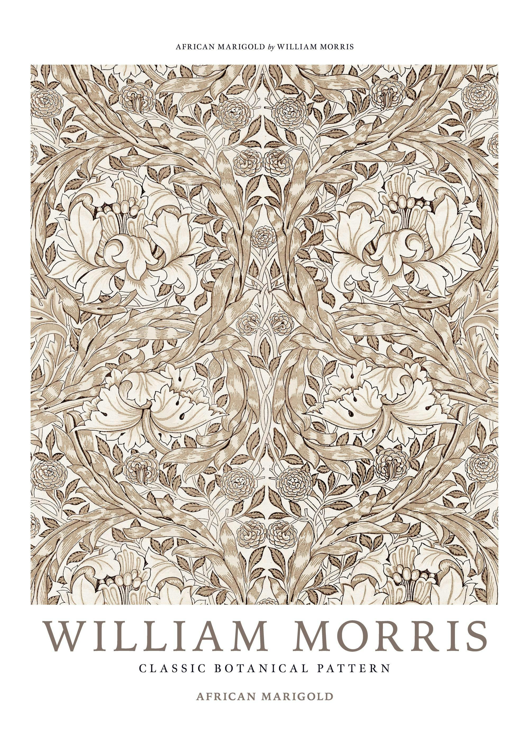 Poster William Morris con motivo botanico marrone e beige, esposto su una parete chiara sopra una sedia in legno.