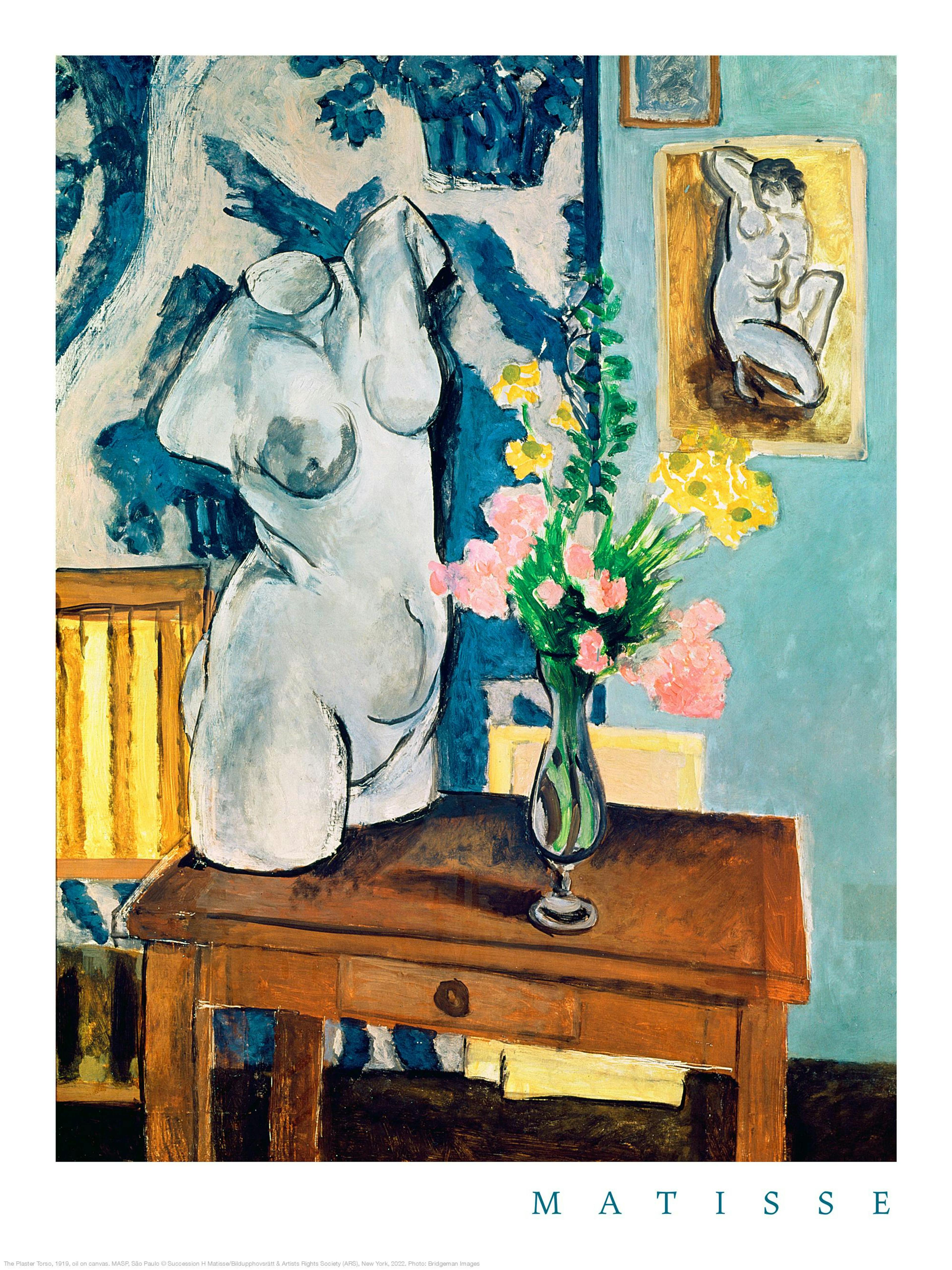 Poster con dipinto di una statua busto femminile su tavolo in legno, vaso di fiori e quadro con nudo femminile, colori vivaci.