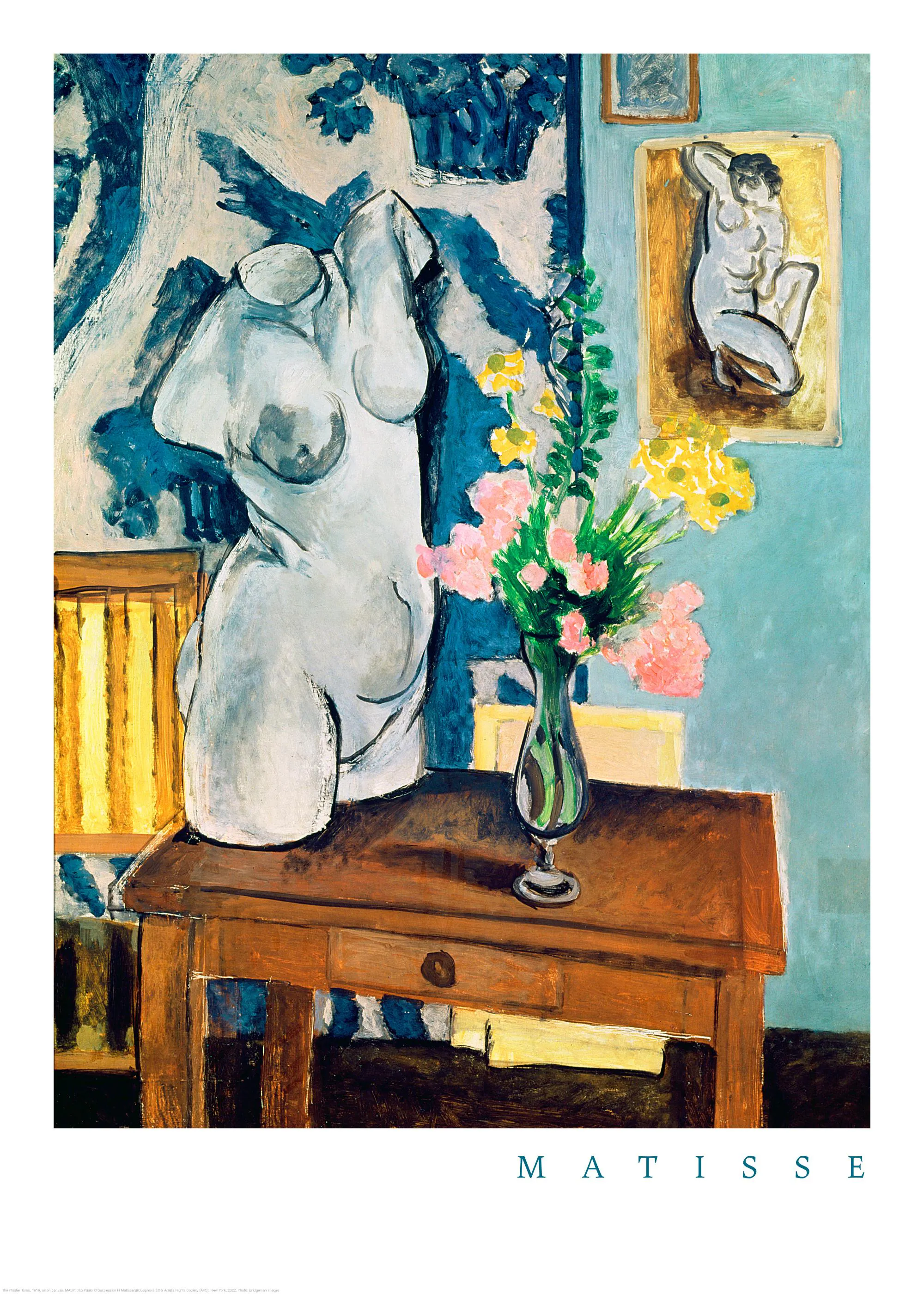 青い壁と木製の机、白いトルソーの石膏像と花瓶に生けられたピンクと黄色の花が描かれたポスター。