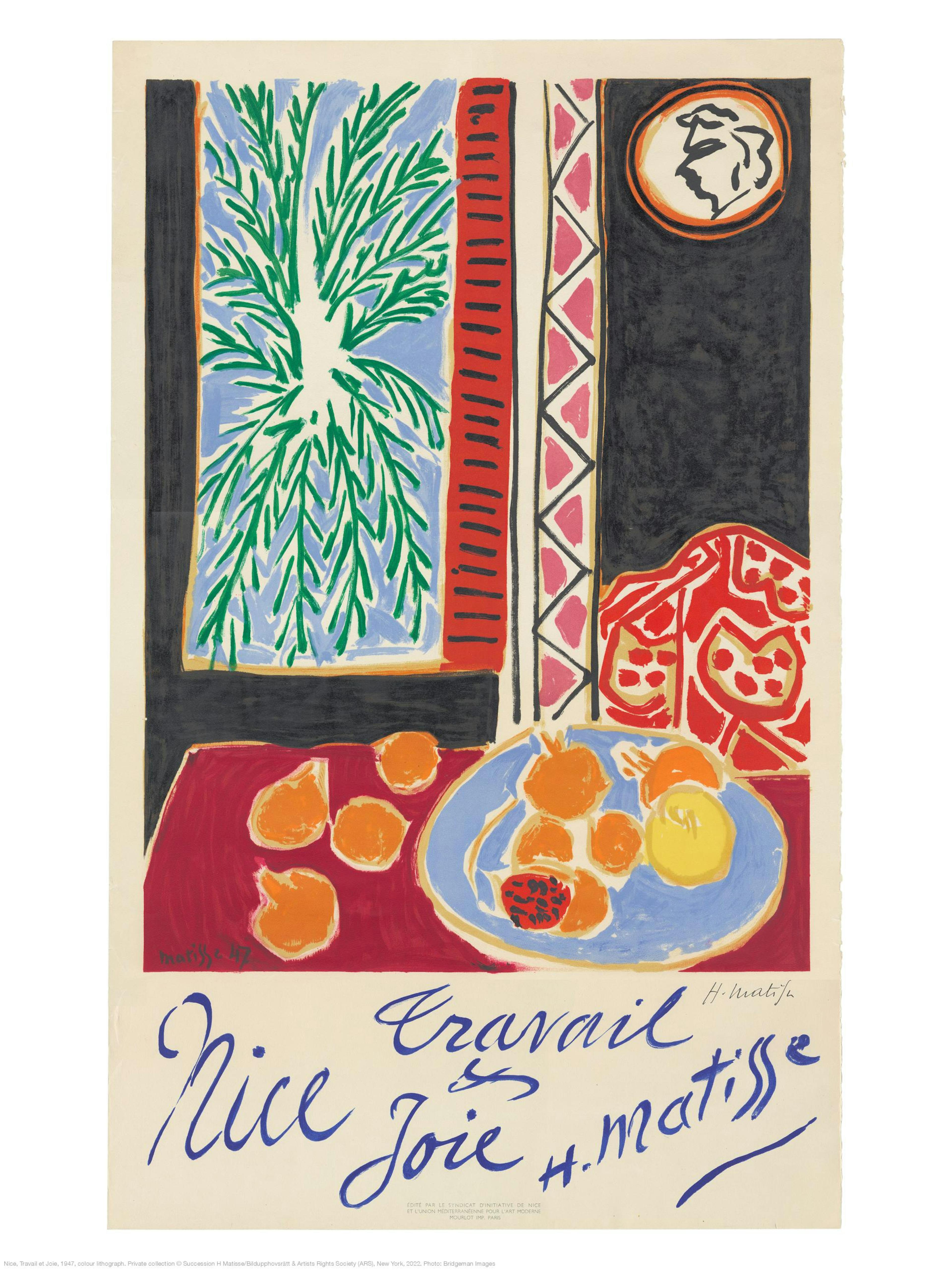 Poster con finestra, pianta verde, frutta su un piatto blu e un tavolo rosso, con la firma di Matisse.