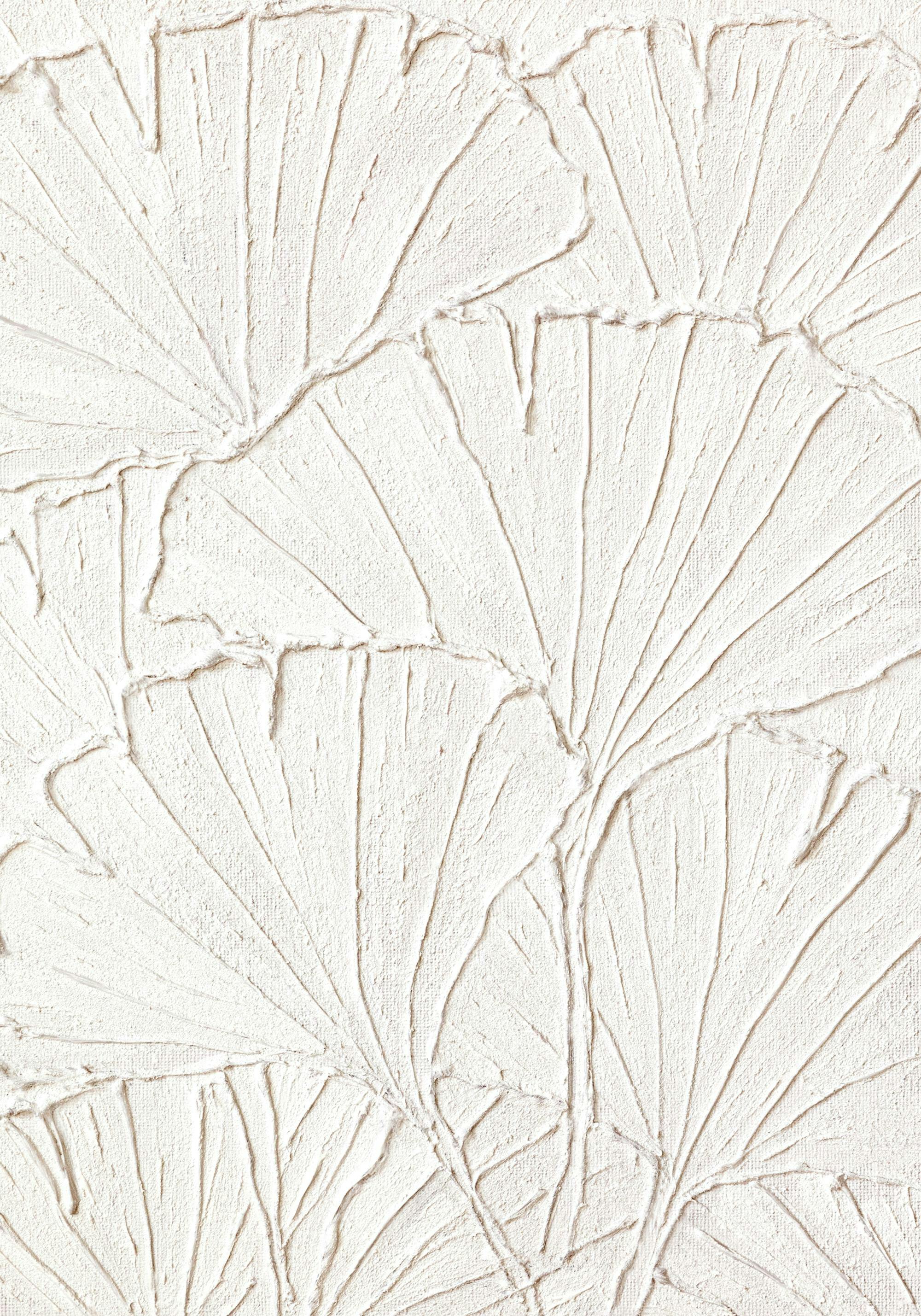 Poster con trama bianca a rilievo, che raffigura motivi organici simili a foglie di ginkgo biloba, con nervature marcate.