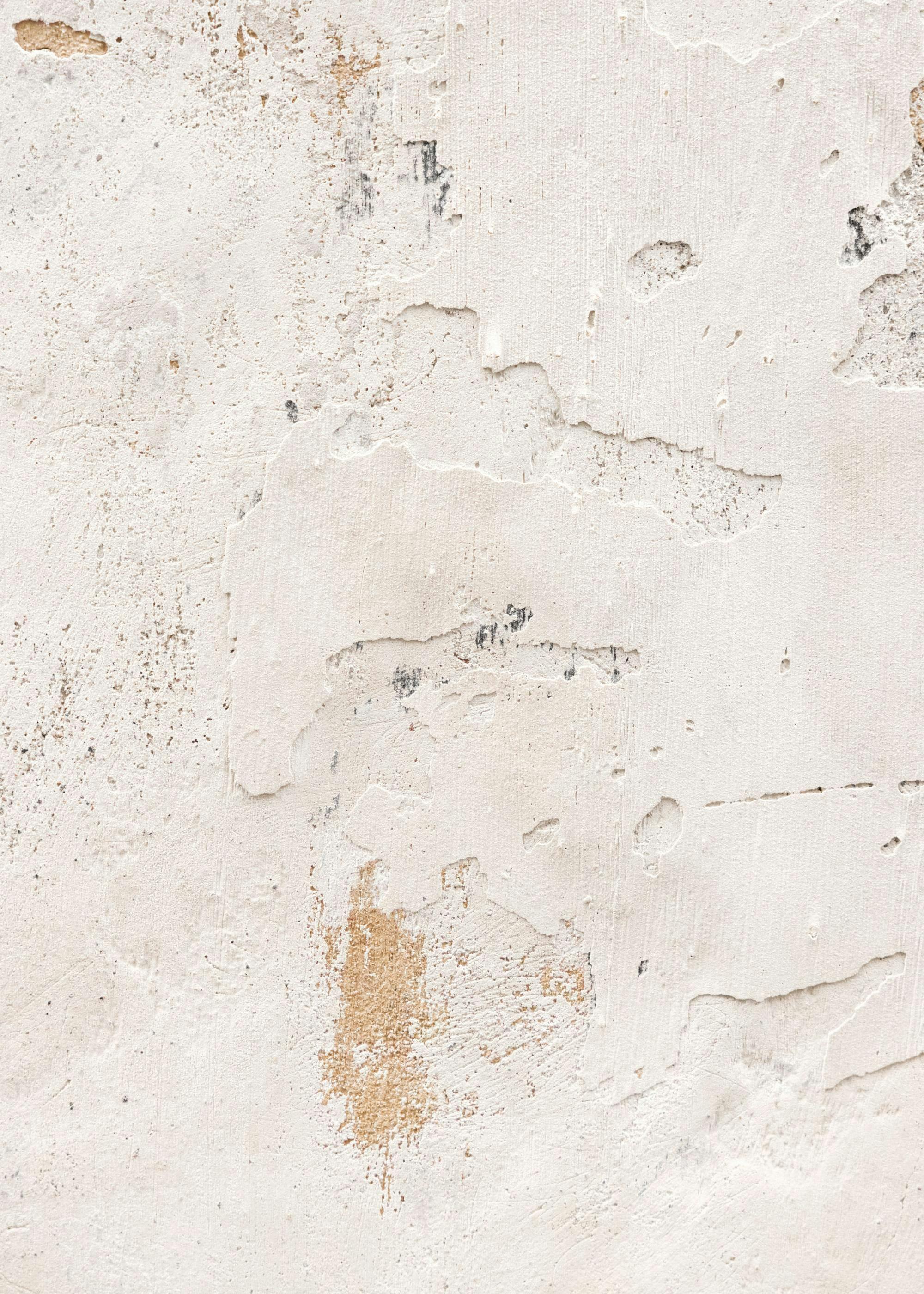 Poster einer detailreichen, abblätternden und rissigen weißen Wand mit sichtbaren Spuren von Abnutzung.