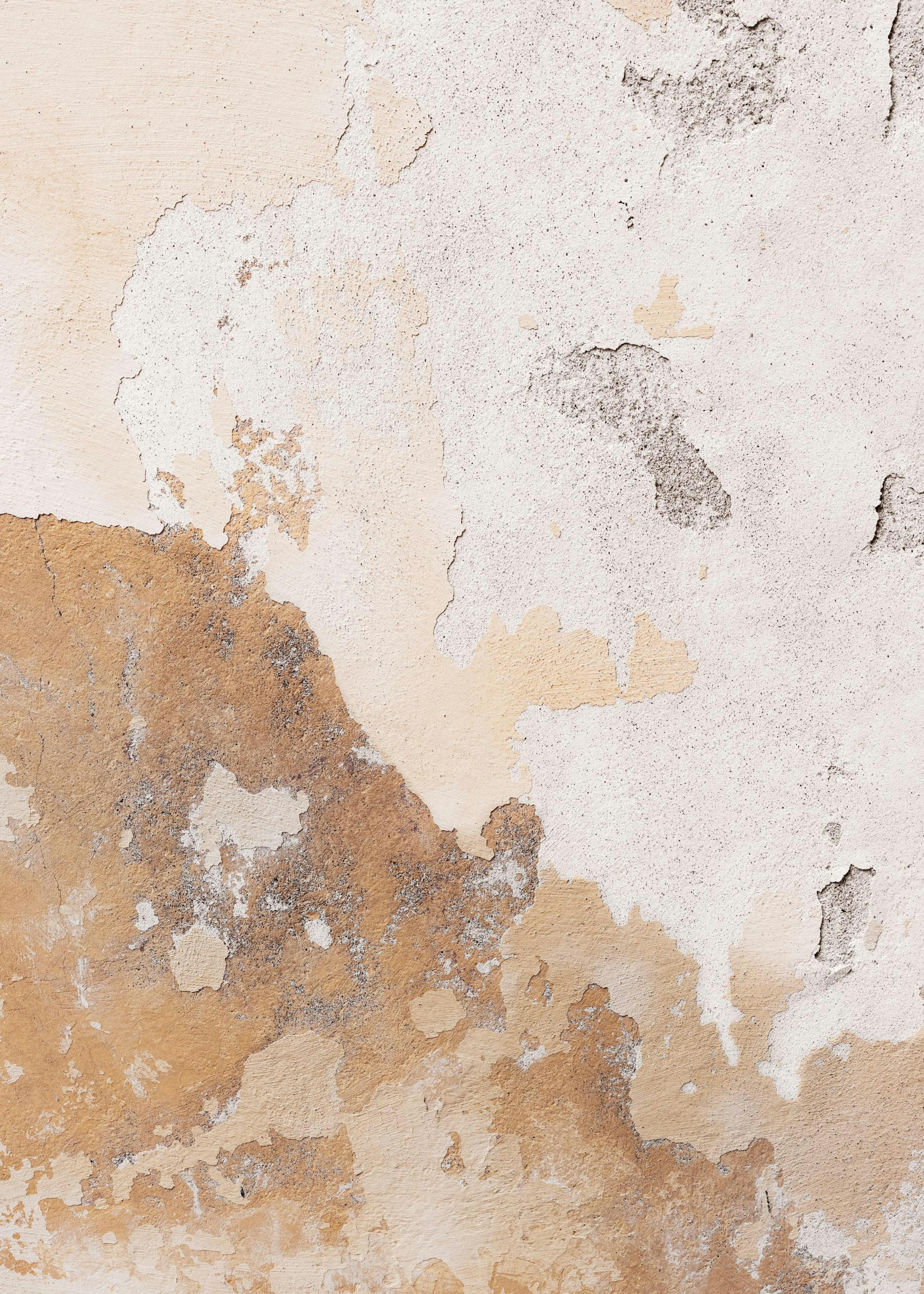 Un poster texturé dun mur en béton écaillé avec des zones beiges, brunes et blanches.