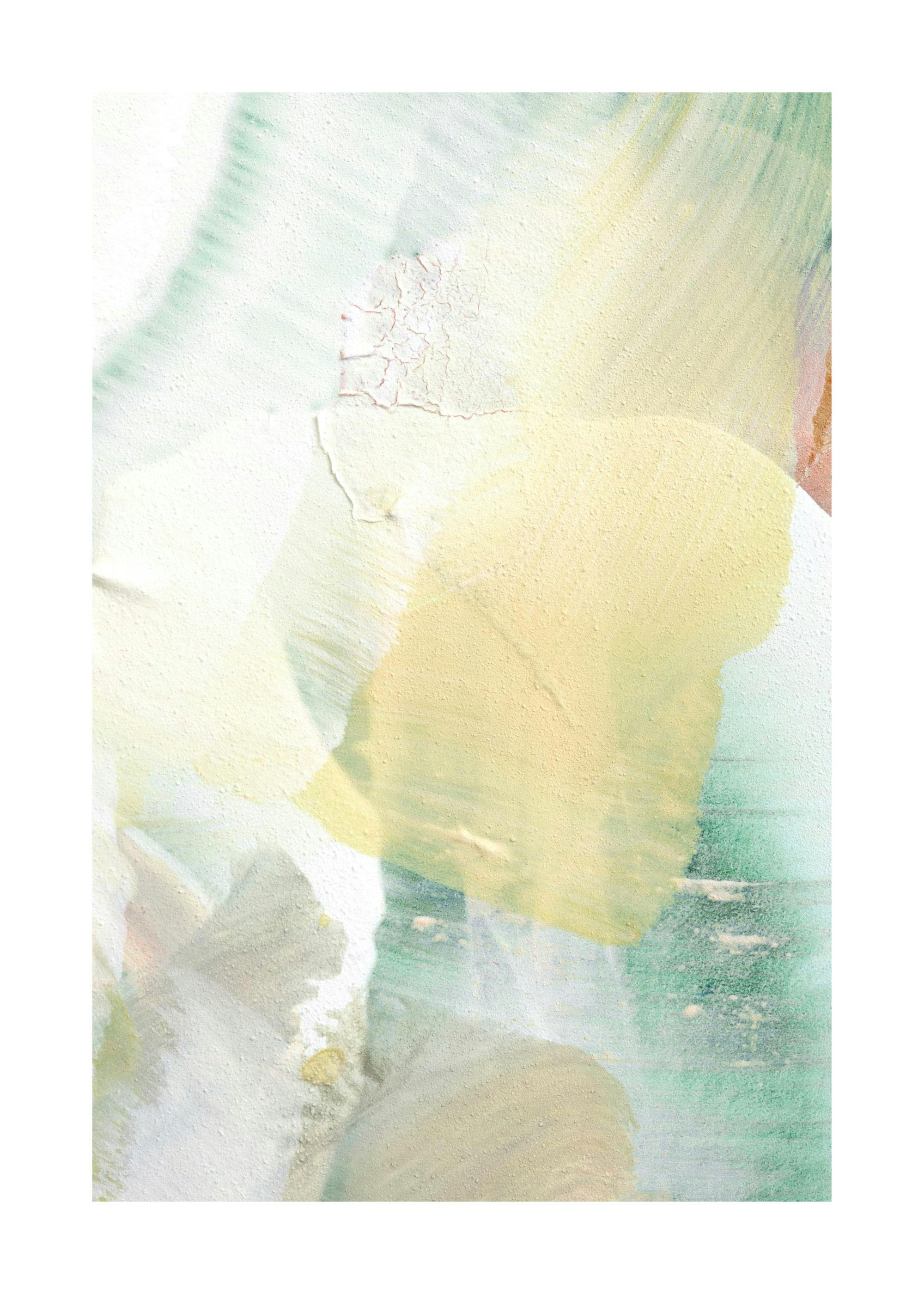 Poster mit hellgrünen, beigen und weißen Farbflecken, die an eine abstrakte Landschaft erinnern.