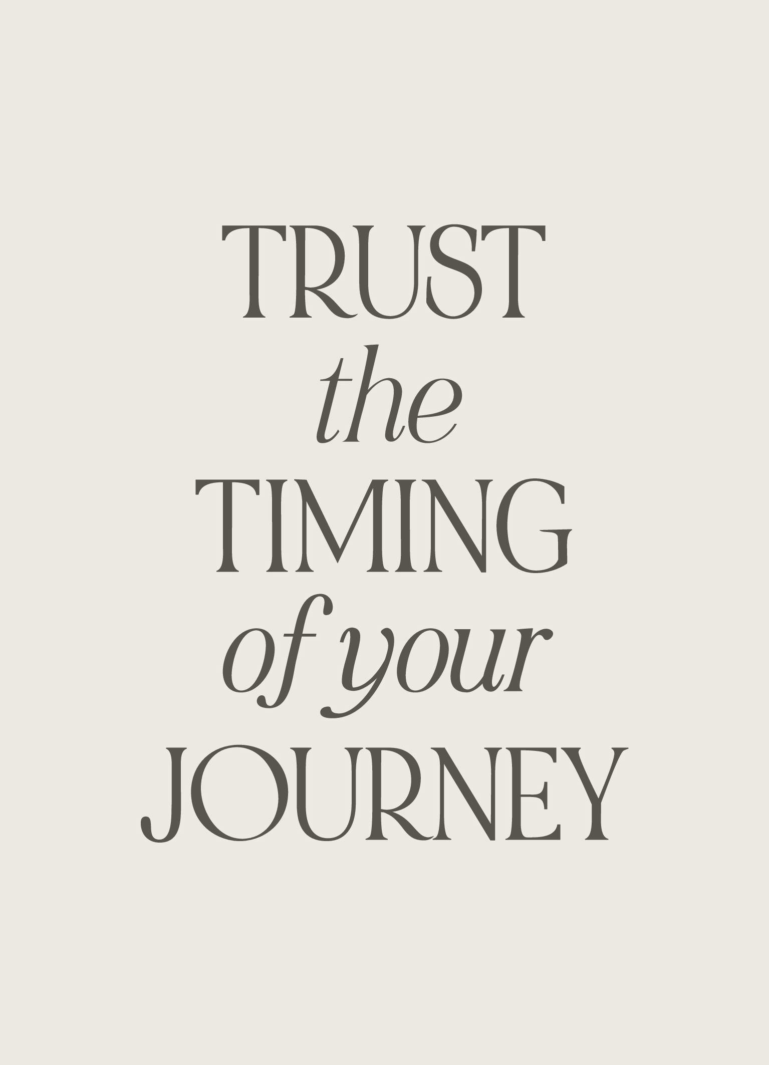 En plakat i sandfarver med teksten TRUST the TIMING of your JOURNEY i grå nuancer, der skifter mellem fede og kursive bogstaver.
