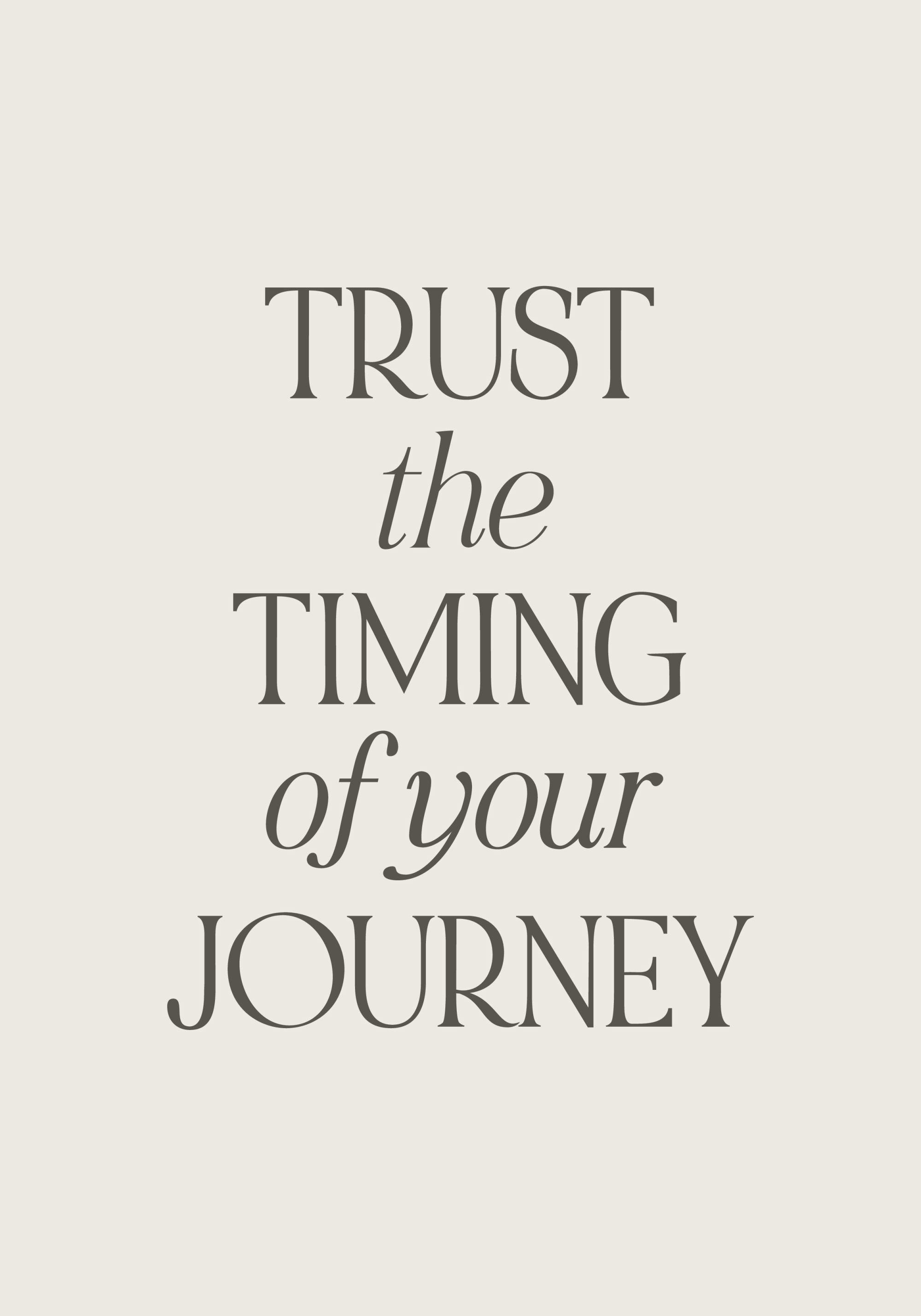 Poster con la frase TRUST the TIMING of your JOURNEY in caratteri grigi su sfondo neutro.