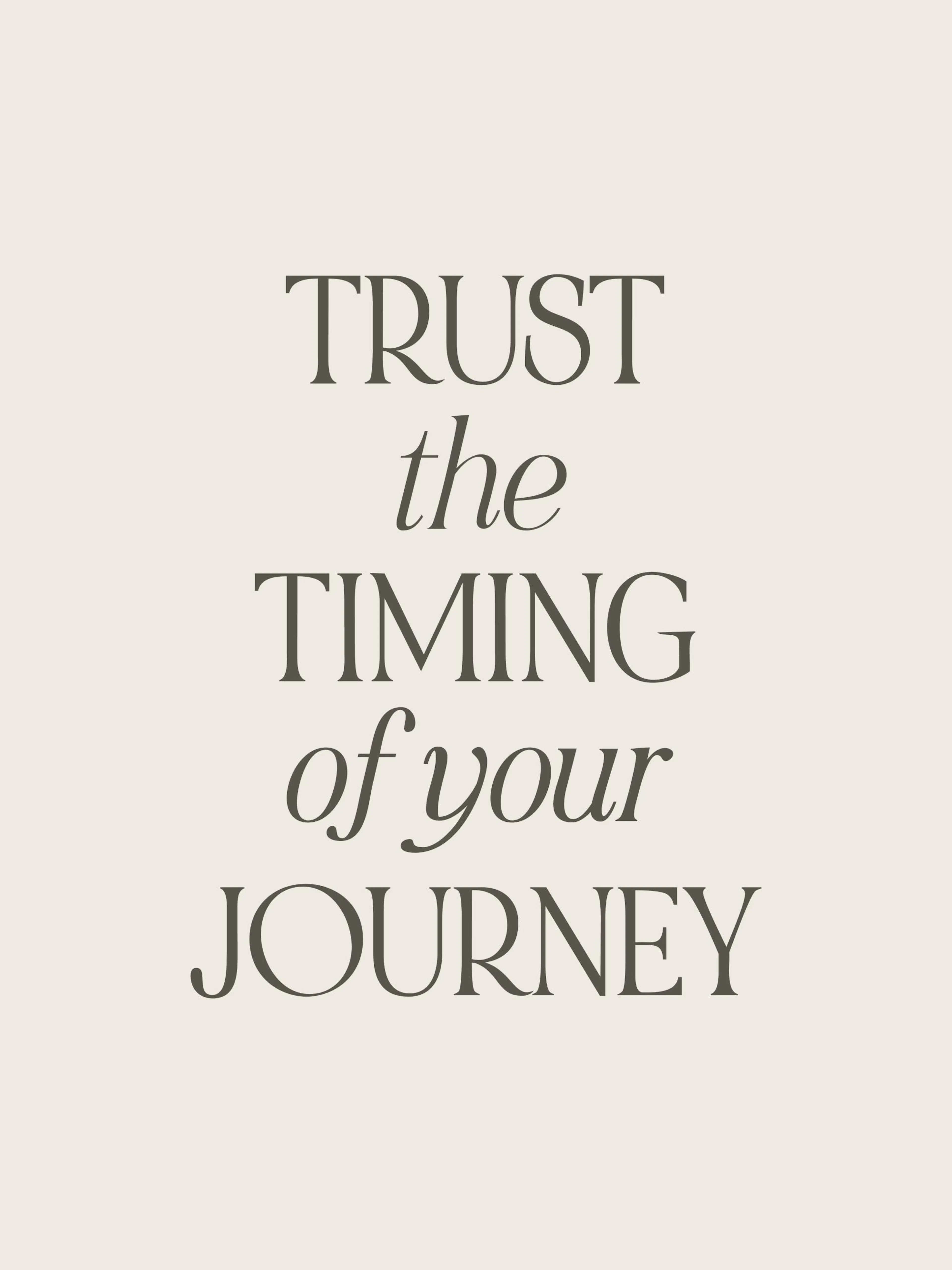Poster mit dem Spruch TRUST the TIMING of your JOURNEY in grauer Schrift auf hellem Hintergrund.
