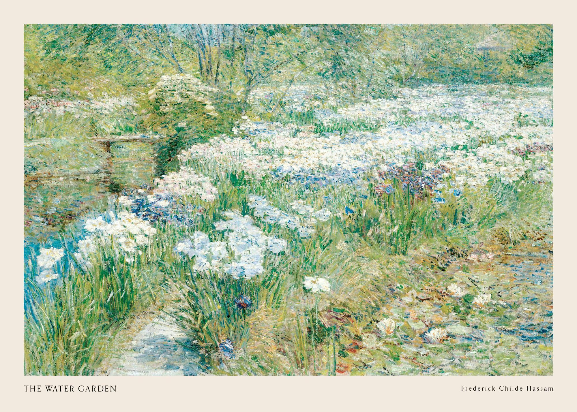 Poster The Water Garden von Frederick Childe Hassam, hängend über einem Bett in einem Schlafzimmer.