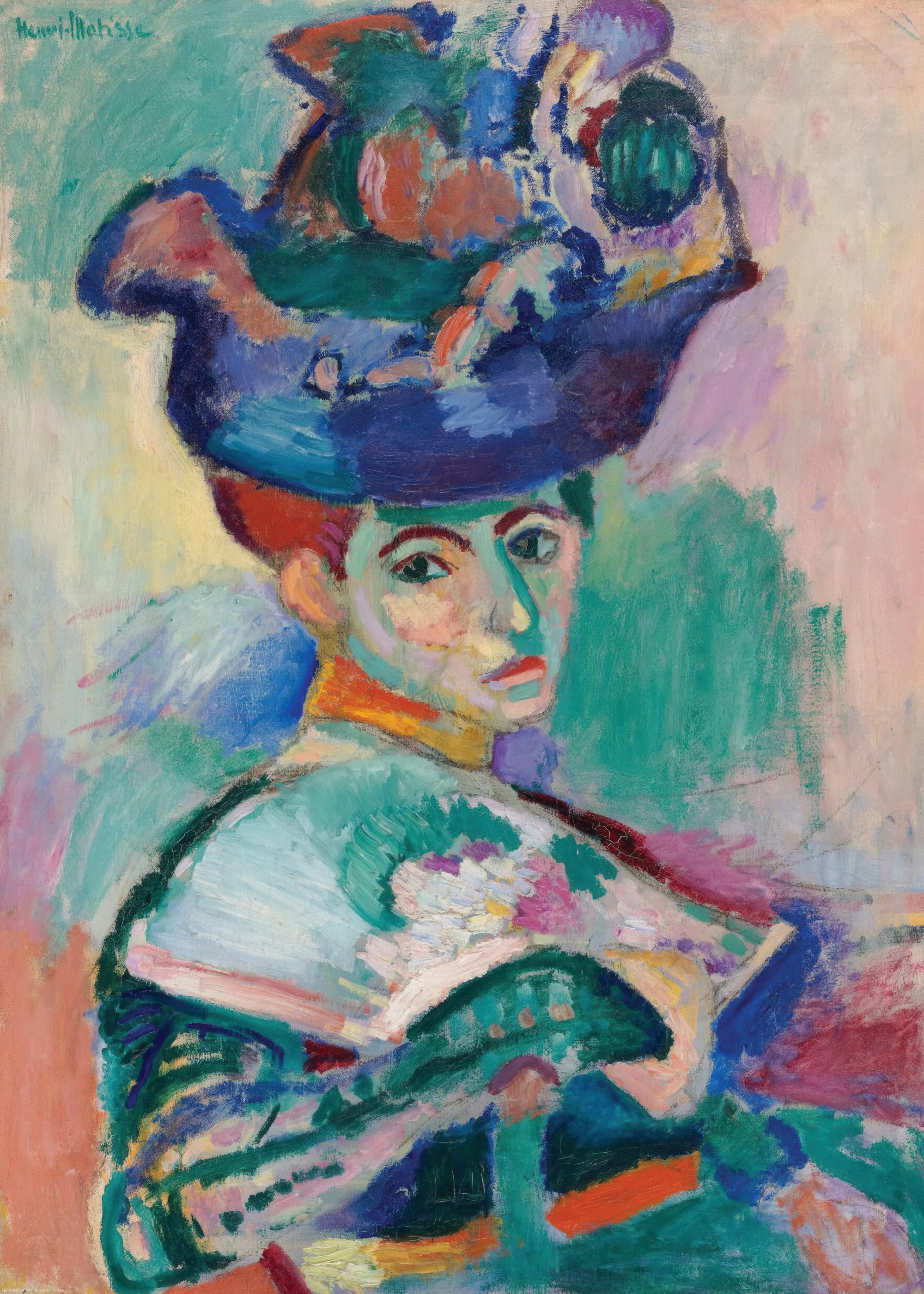 Un poster che mostra il ritratto di una donna con grandi occhi scuri e un cappello viola e verde su uno sfondo rosa e verde.