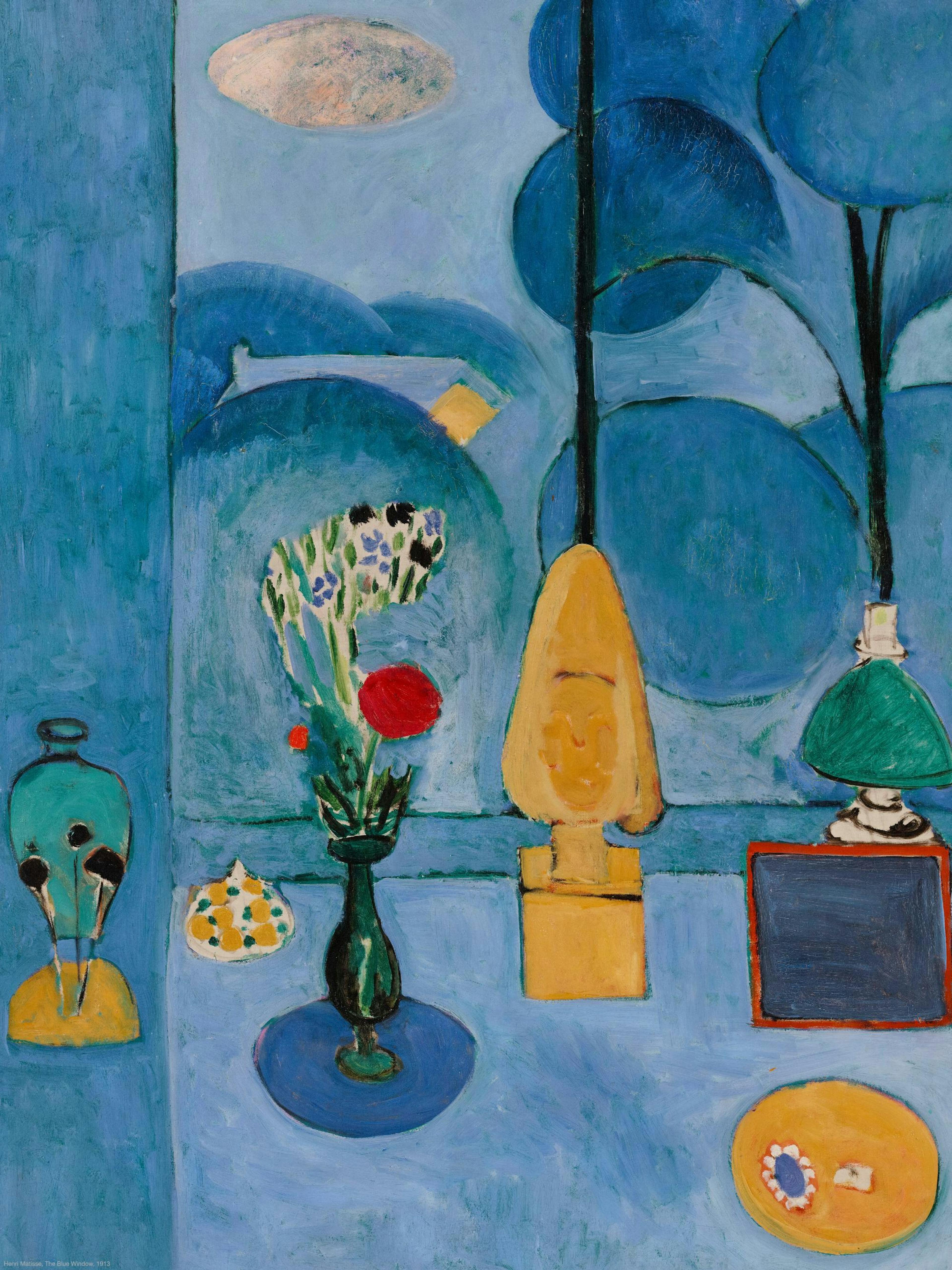 Kék árnyalatú poster, amelyen egy szobabelső látható vázával, virágokkal, szoborral és lámpával.