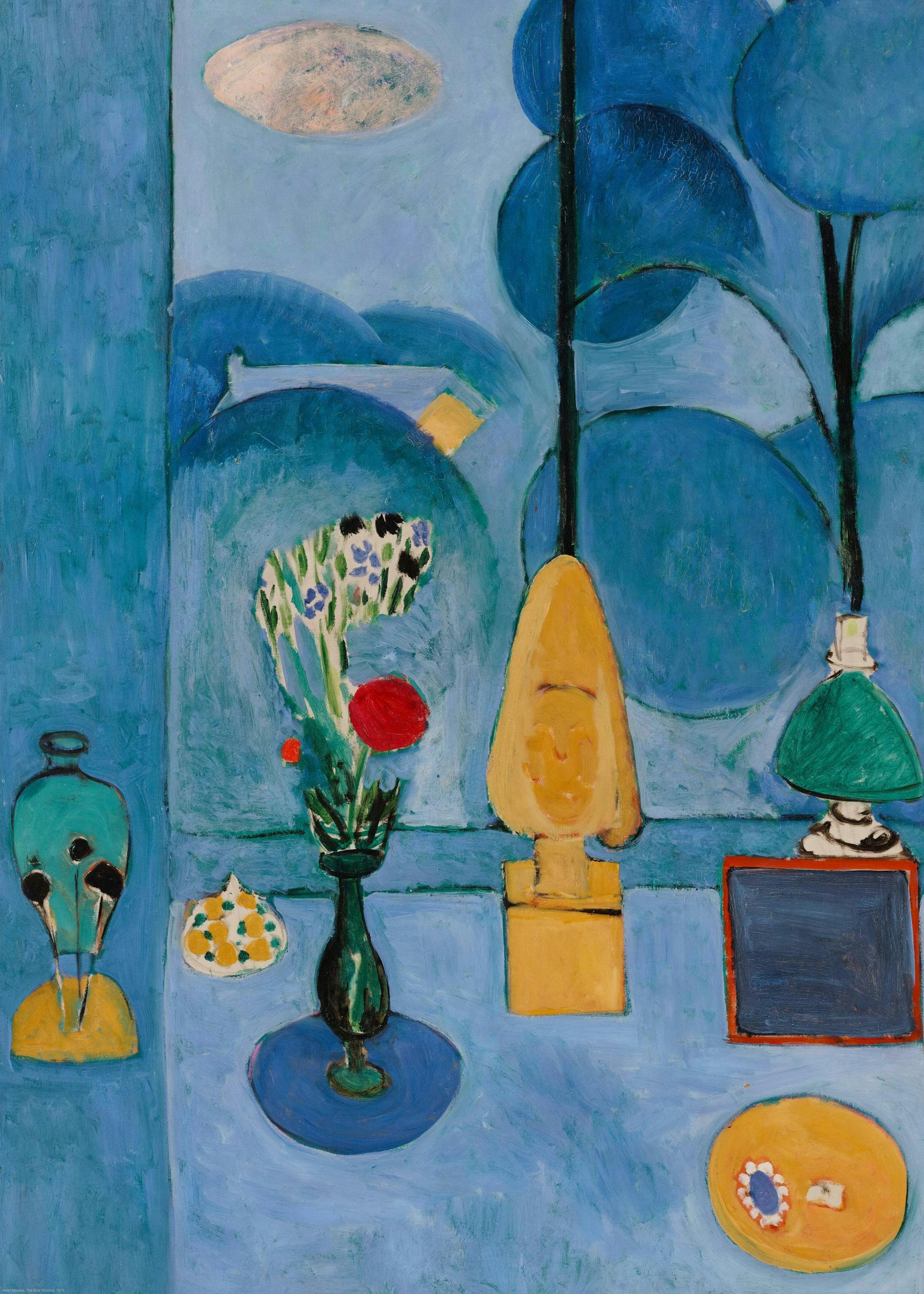 Un poster che mostra una composizione astratta in tonalità di blu, con oggetti come un vaso di fiori, una scultura e una lampada