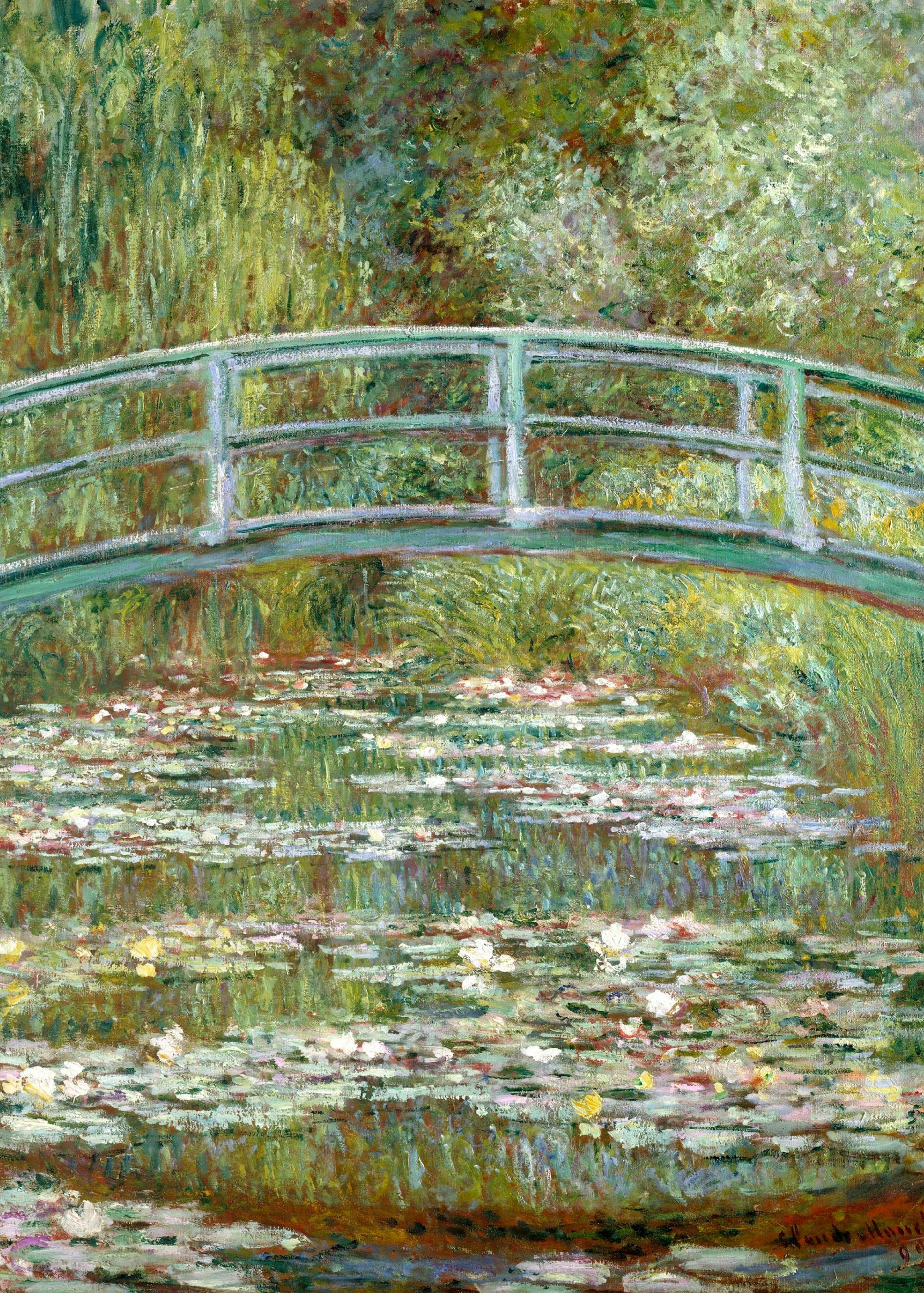 Poster impressionniste dun pont arqué vert au-dessus dun étang rempli de nénuphars blancs et roses, entouré de verdure dense.