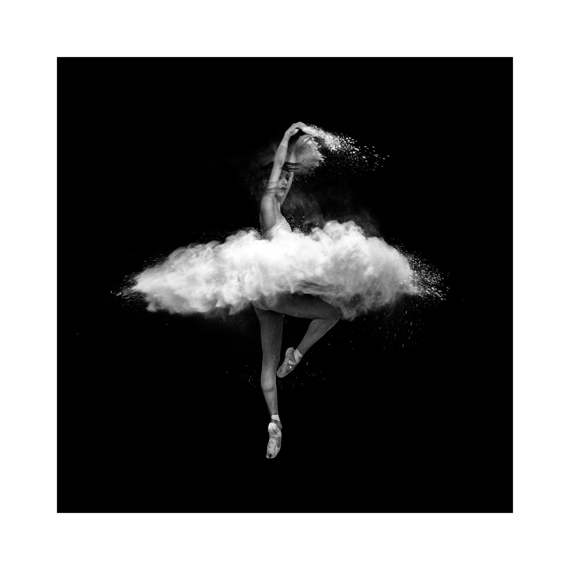 Poster noir et blanc dune danseuse de ballet avec une jupe de poudre blanche virevoltante et dynamique.