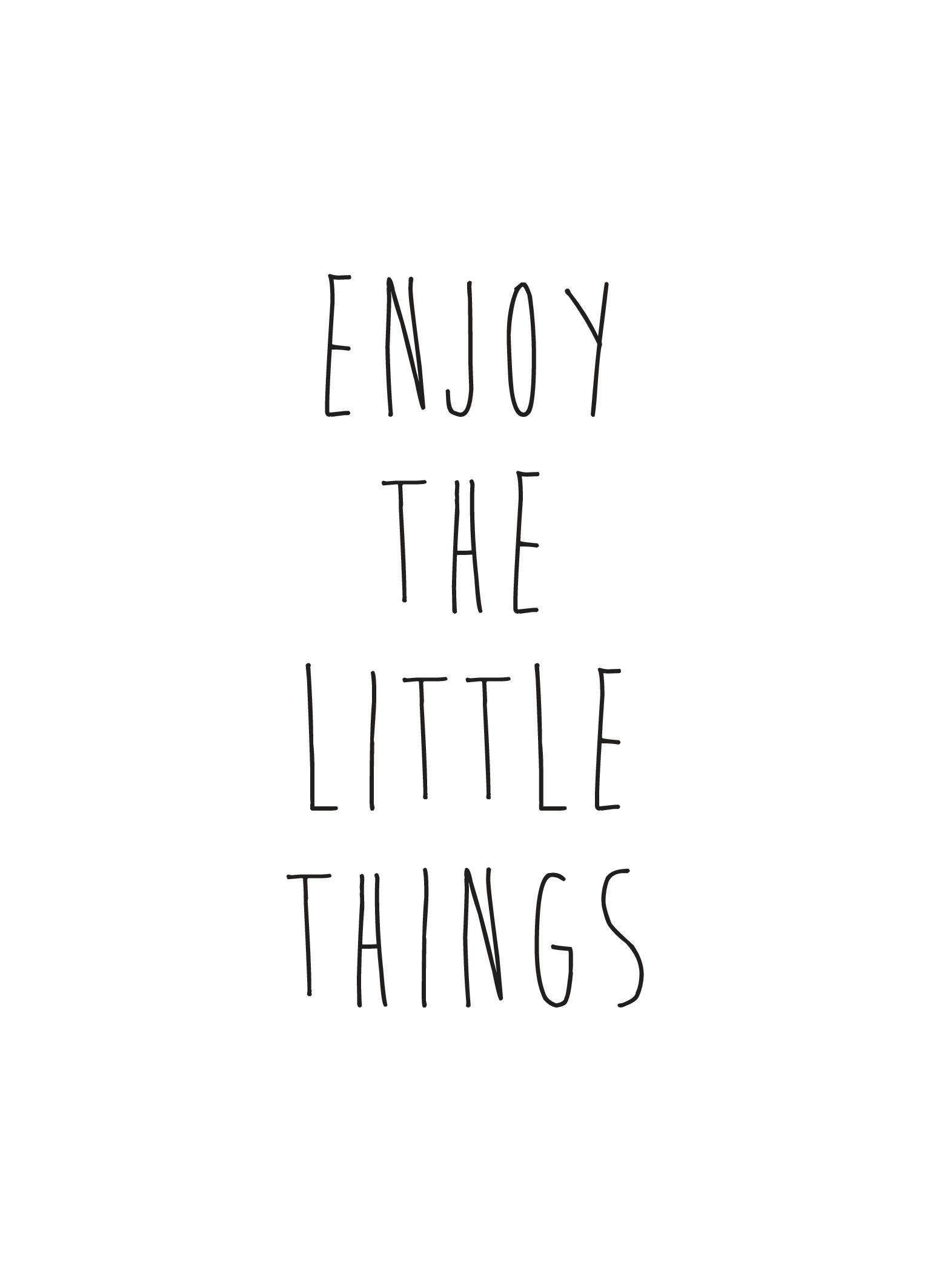 Plakat z czarnym napisem ENJOY THE LITTLE THINGS na białym tle, minimalistyczny styl typograficzny.