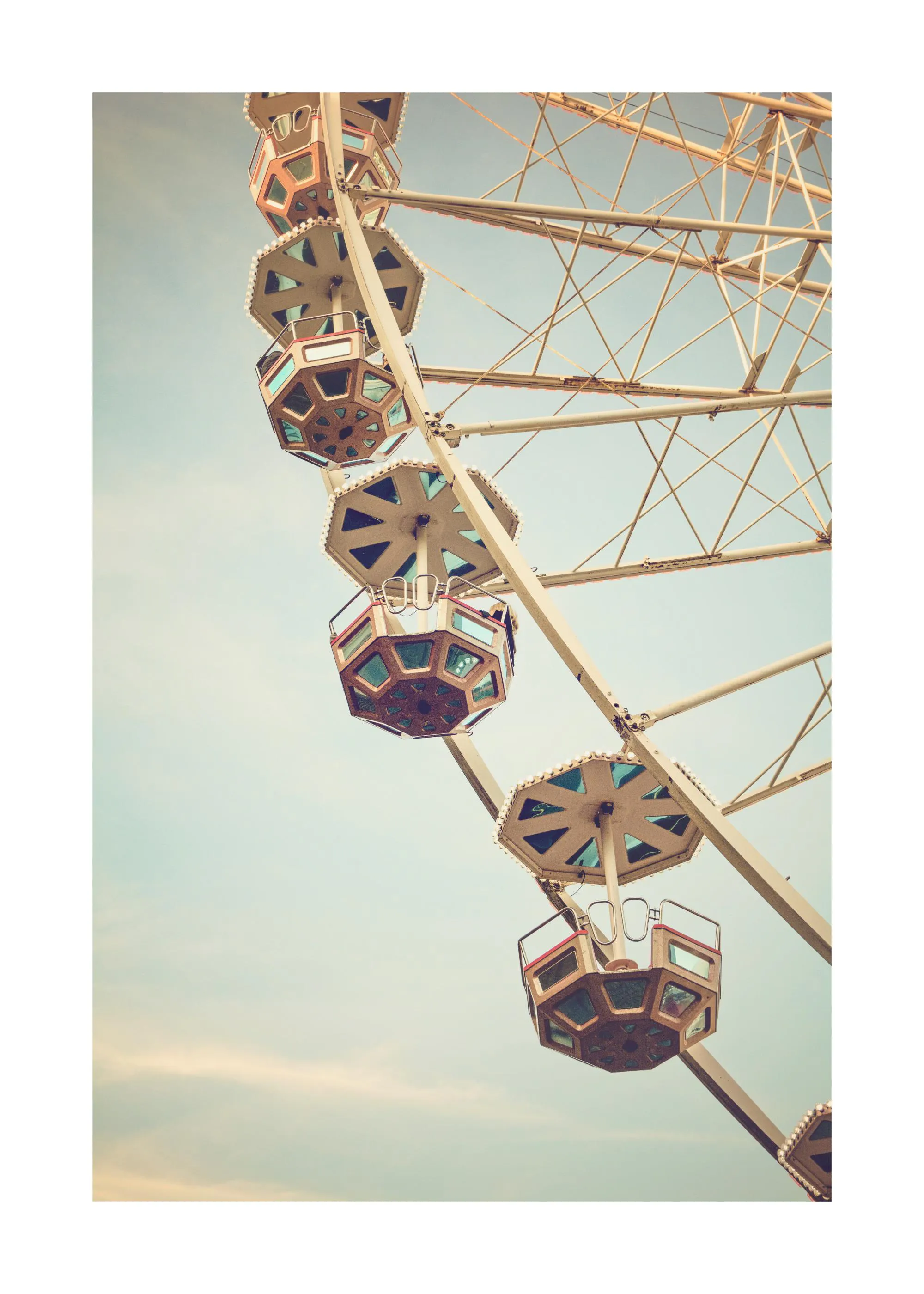Poster eines Riesenrads mit Kabinen vor blauem Himmel, im Vintage-Stil.