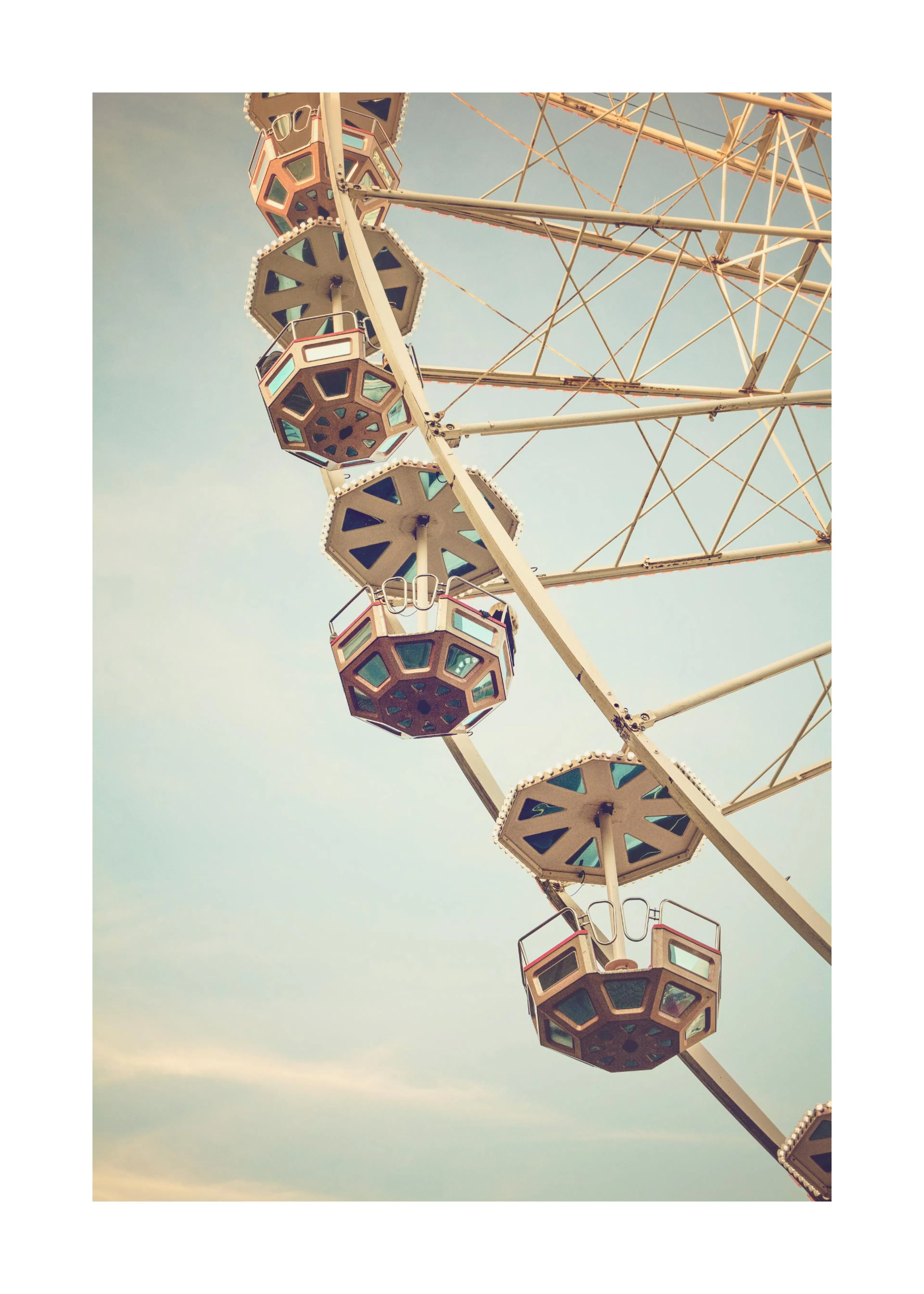 Poster eines Riesenrads mit Kabinen vor blauem Himmel, im Vintage-Stil.